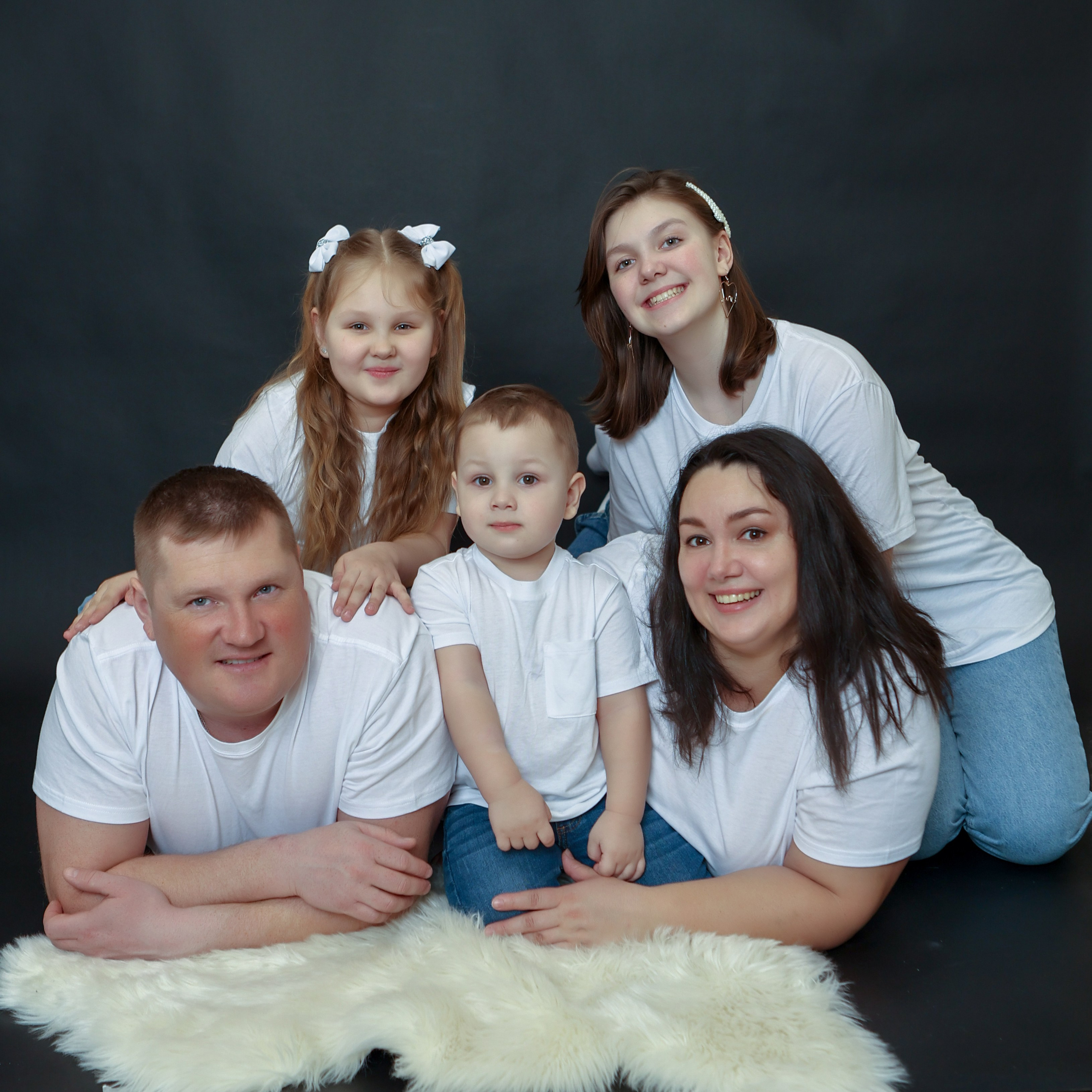 Фото с родителями на однотонных фонах. Фотограф новорожденных. Детский и семейный фотограф Марьяна Юдина