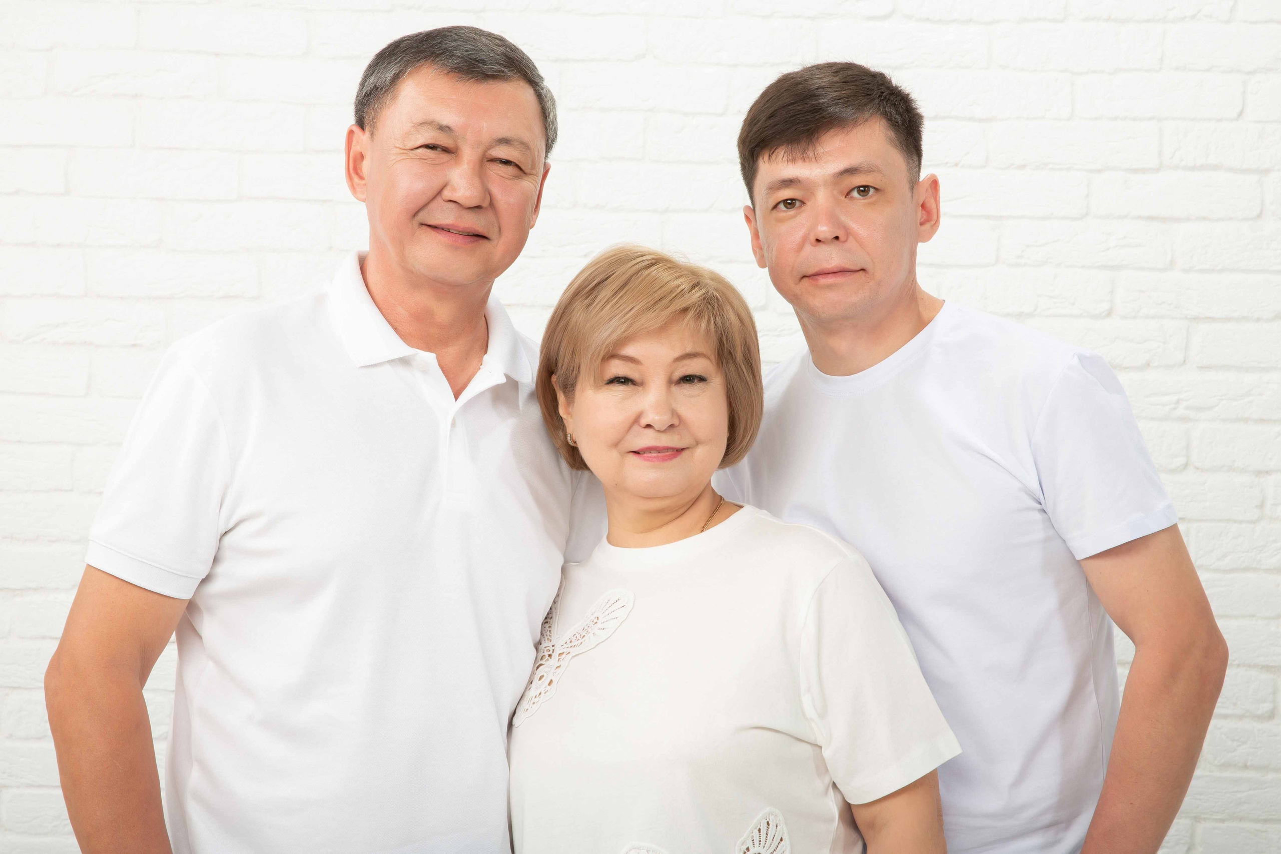 Фотосессия большой семьи в фотостудии. Совет с семьей. Фотостудия Алматы. Семейная и детская фотостудия Family studio.Фотограф Алматы