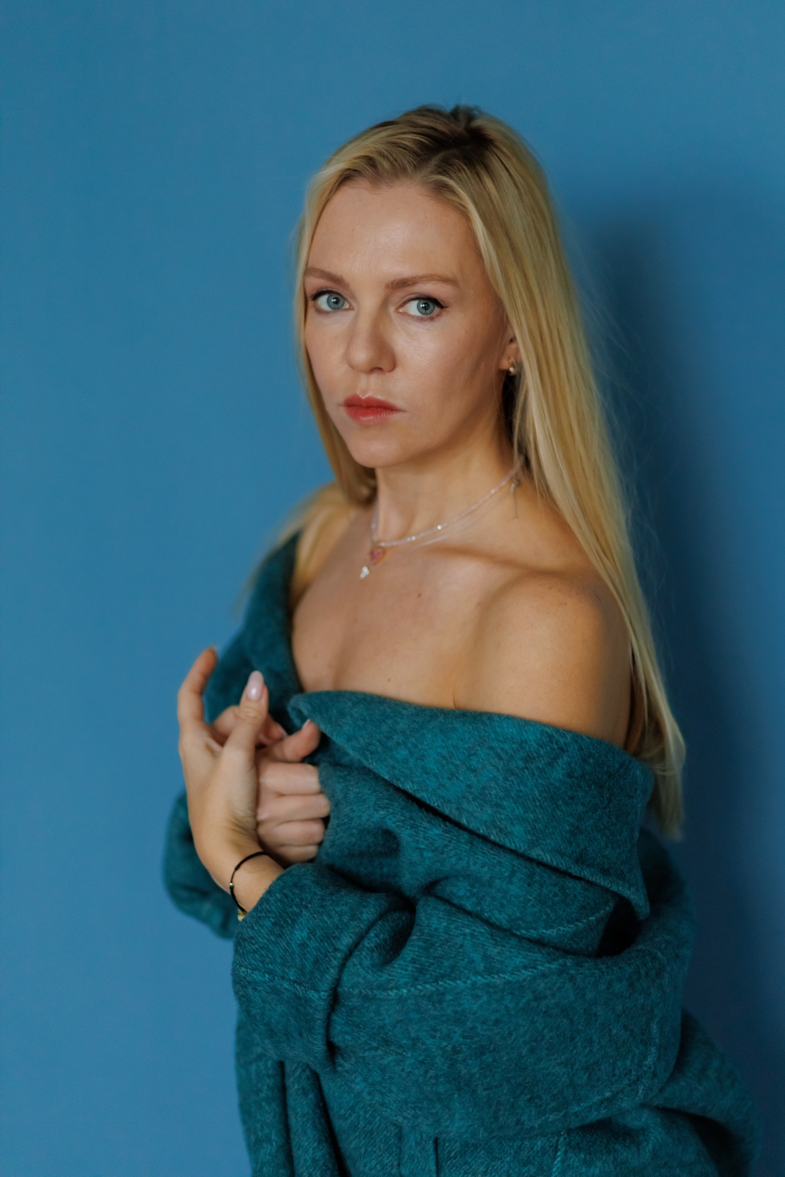 Портретная фотосессия в студии в Костроме в темных тонах. Портретный и репортажный фотограф Екатерина Селиверстова, Кострома