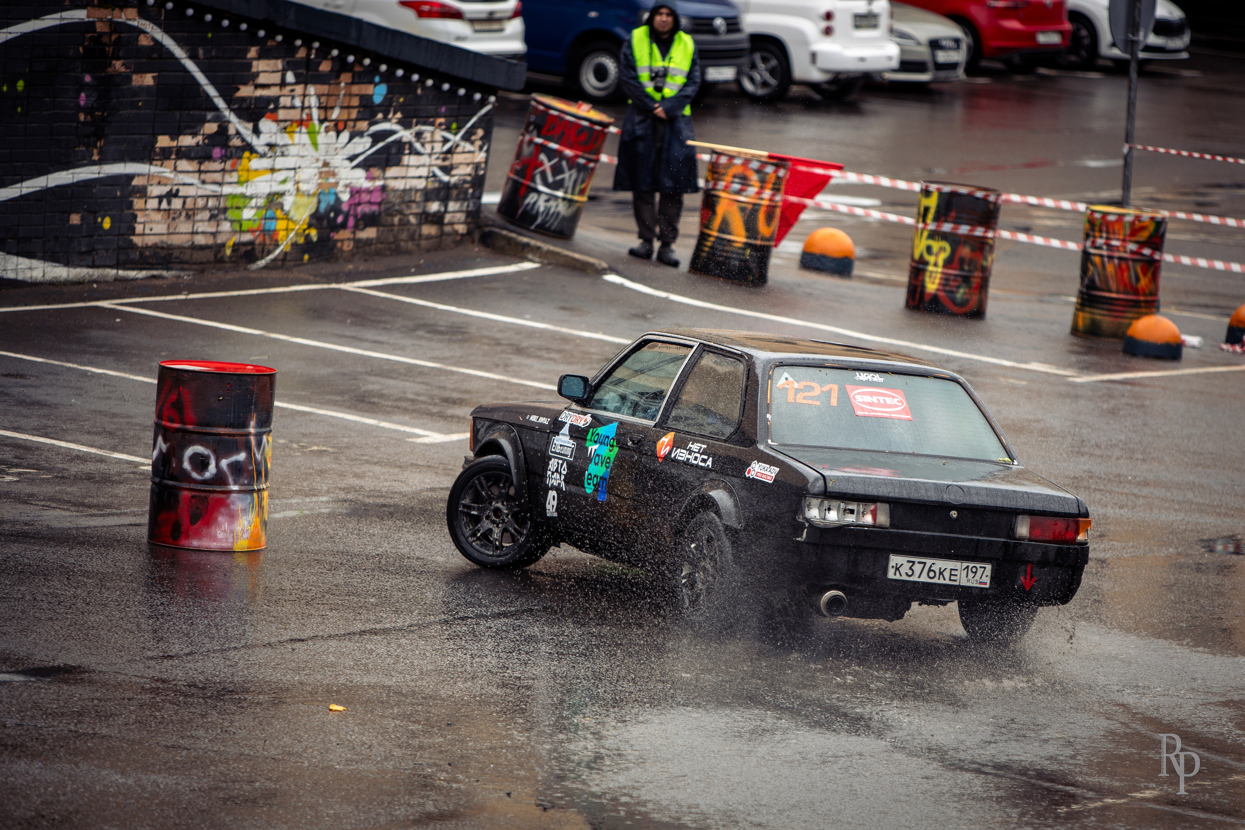 SHOWDOWN. Rusty Photographer