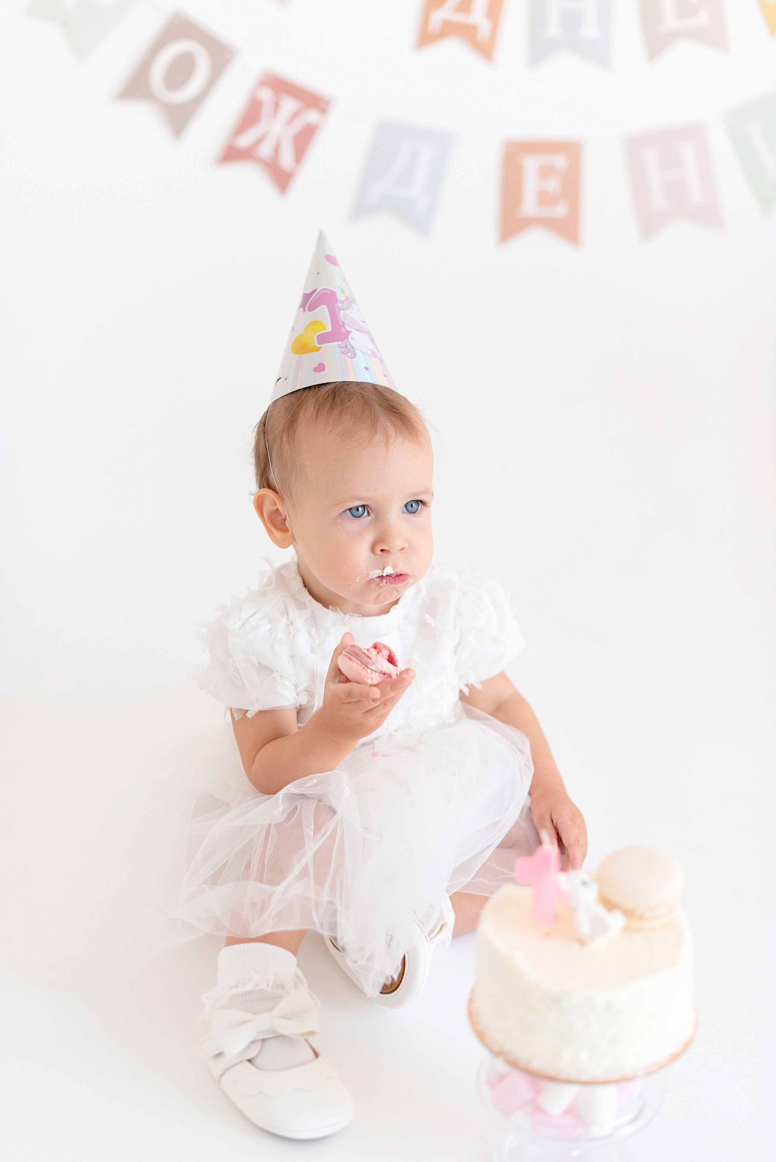 Фотосессия дня рождения малыша в студии, торт, воздушные шары, мыльные пузыри, профессиональный фотограф в Сургуте и Нефтеюганске.