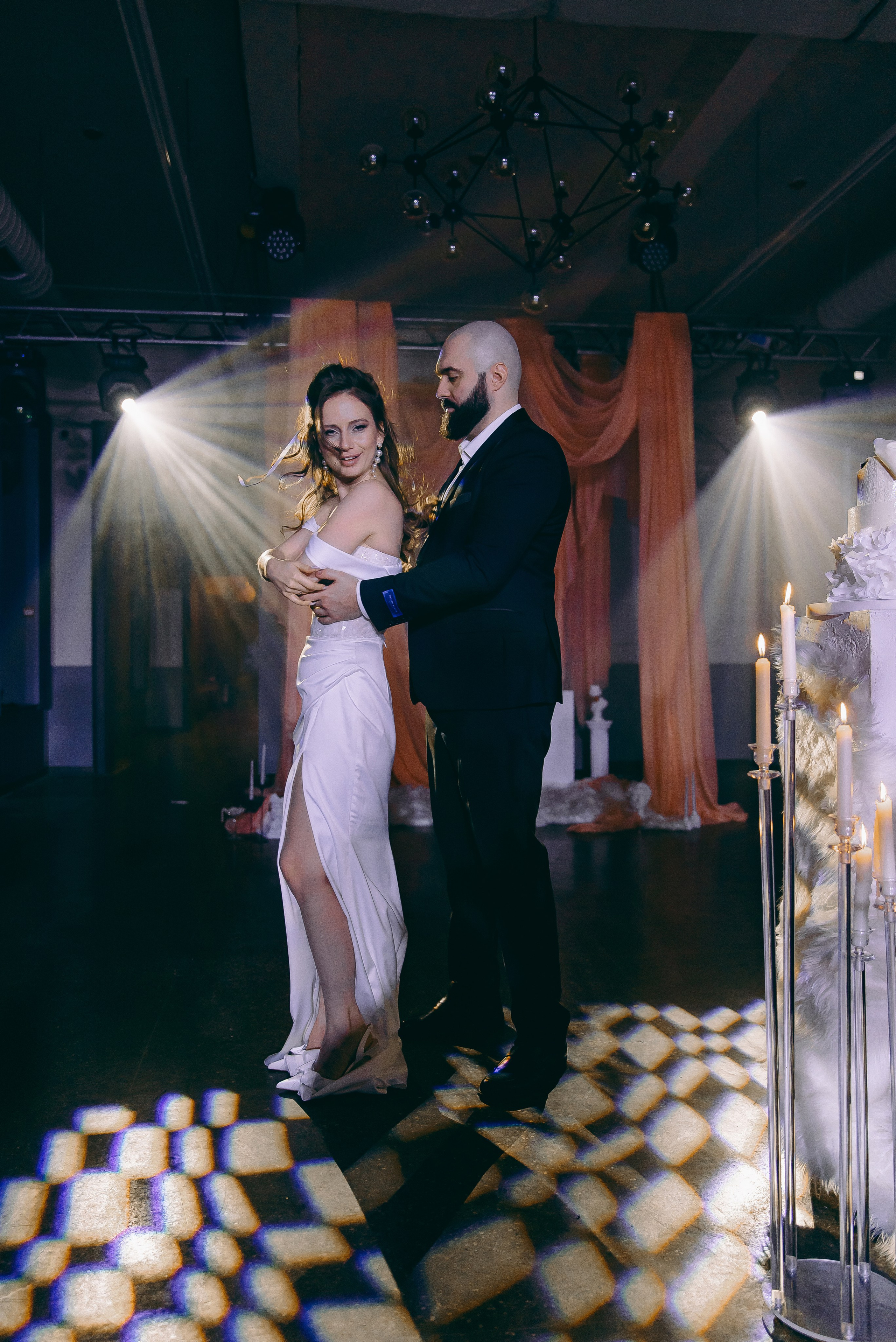 История торта Олеси и Владимира. Свадебный и семейный фотограф в Рязани Саша Крутых