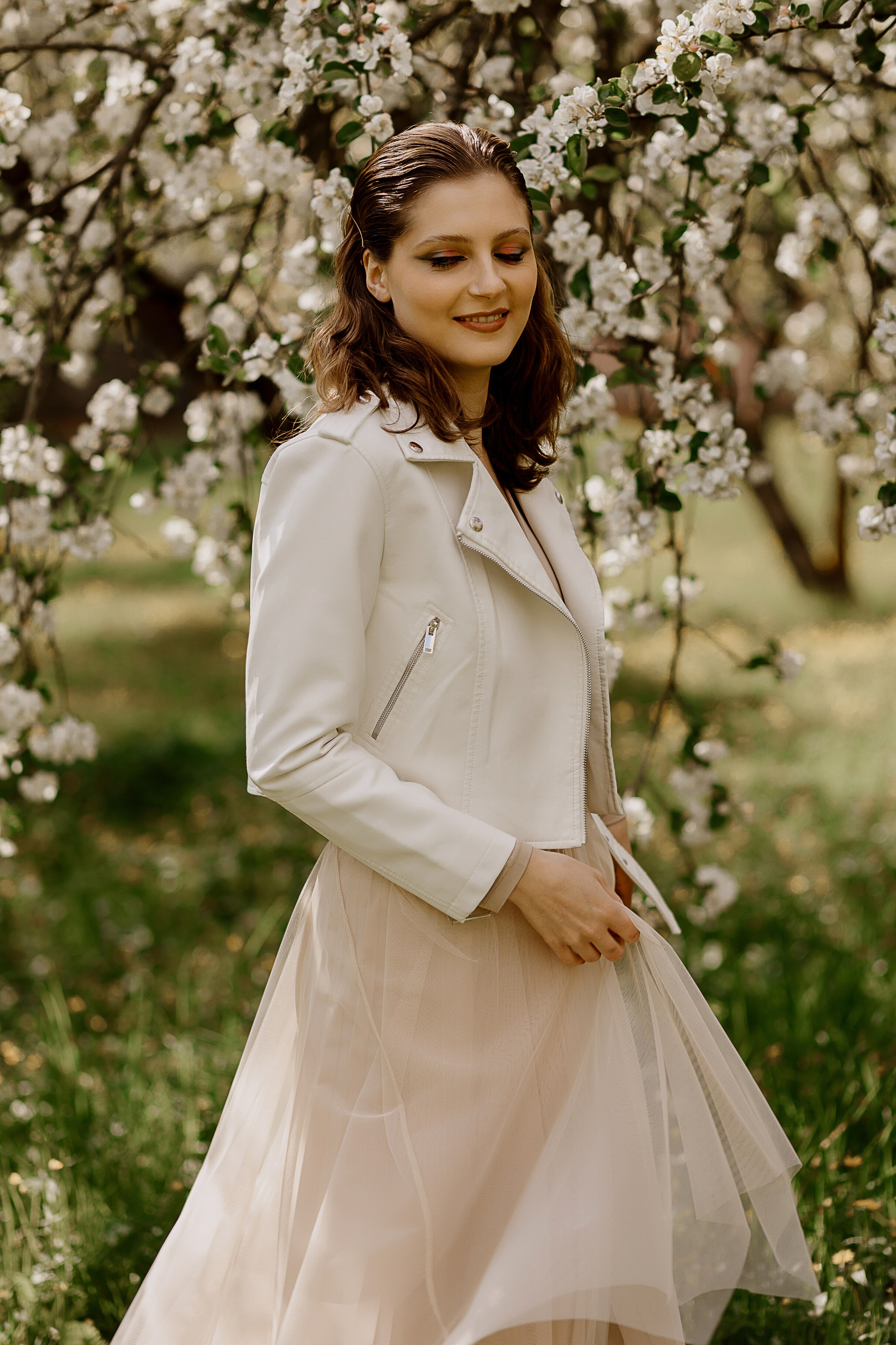 Женская фотосессия в цветущем саду. Семейный и женский фотограф в Москве Надежда Воробьева
