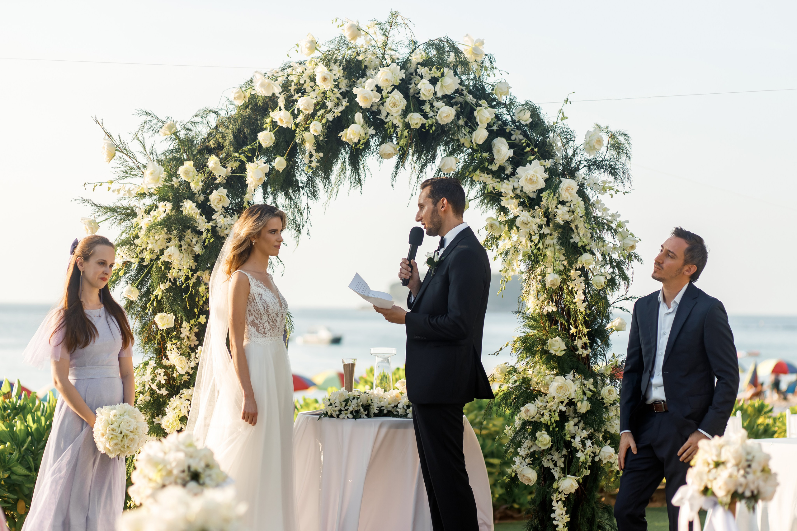 свадебная клятва на фоне моря и цветов
