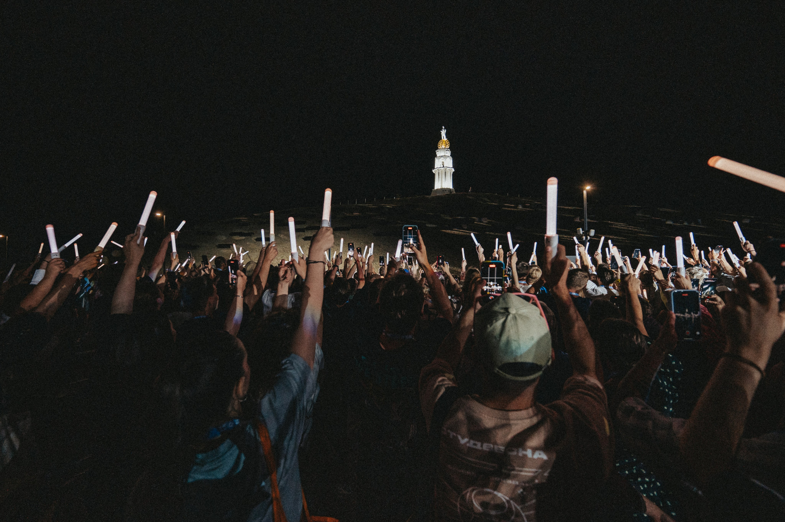 Событийная съемка перфоменса со светящимися палочками у арт-объекта в Москве
