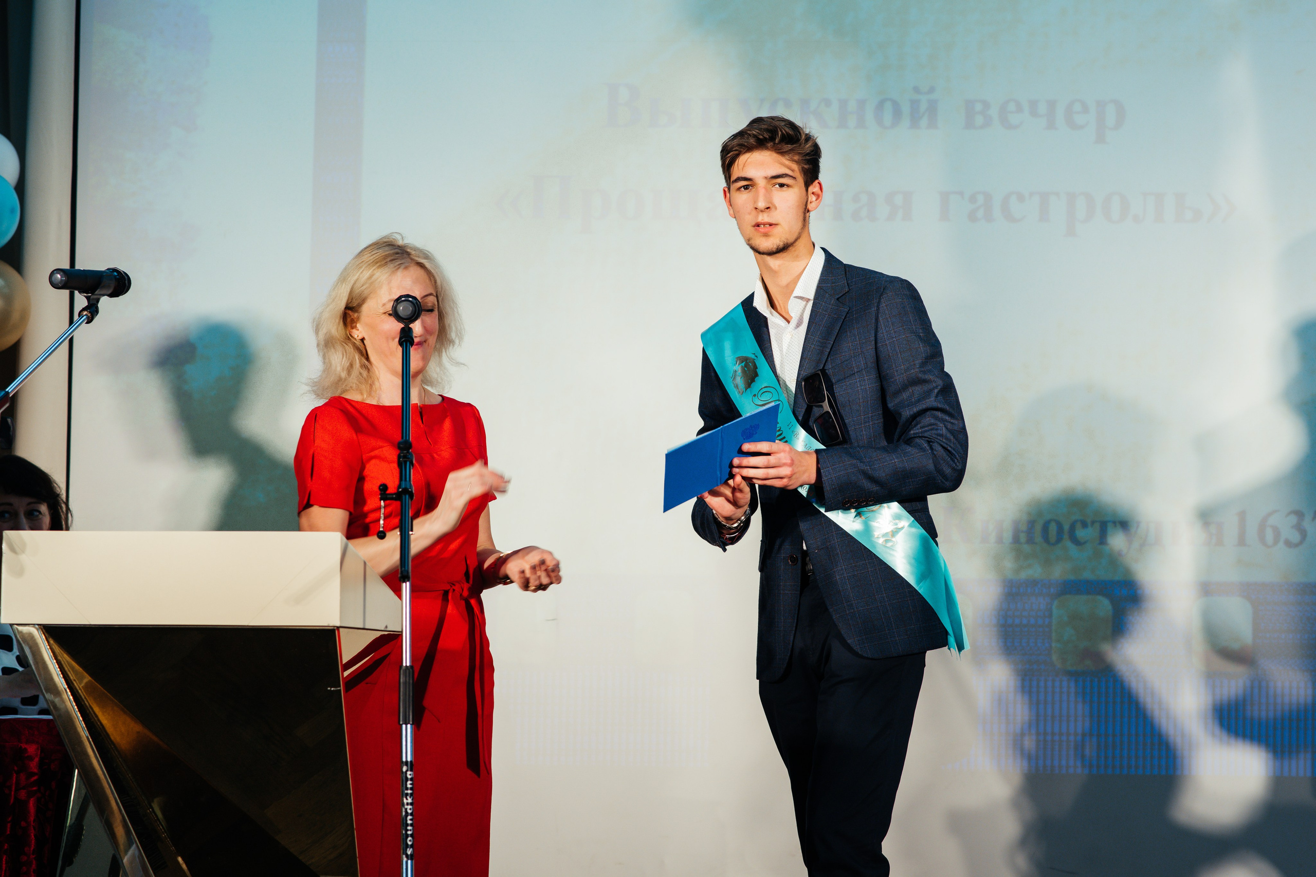 Вручение аттестатов. Выпускные альбомы в Подольске Москве и МО