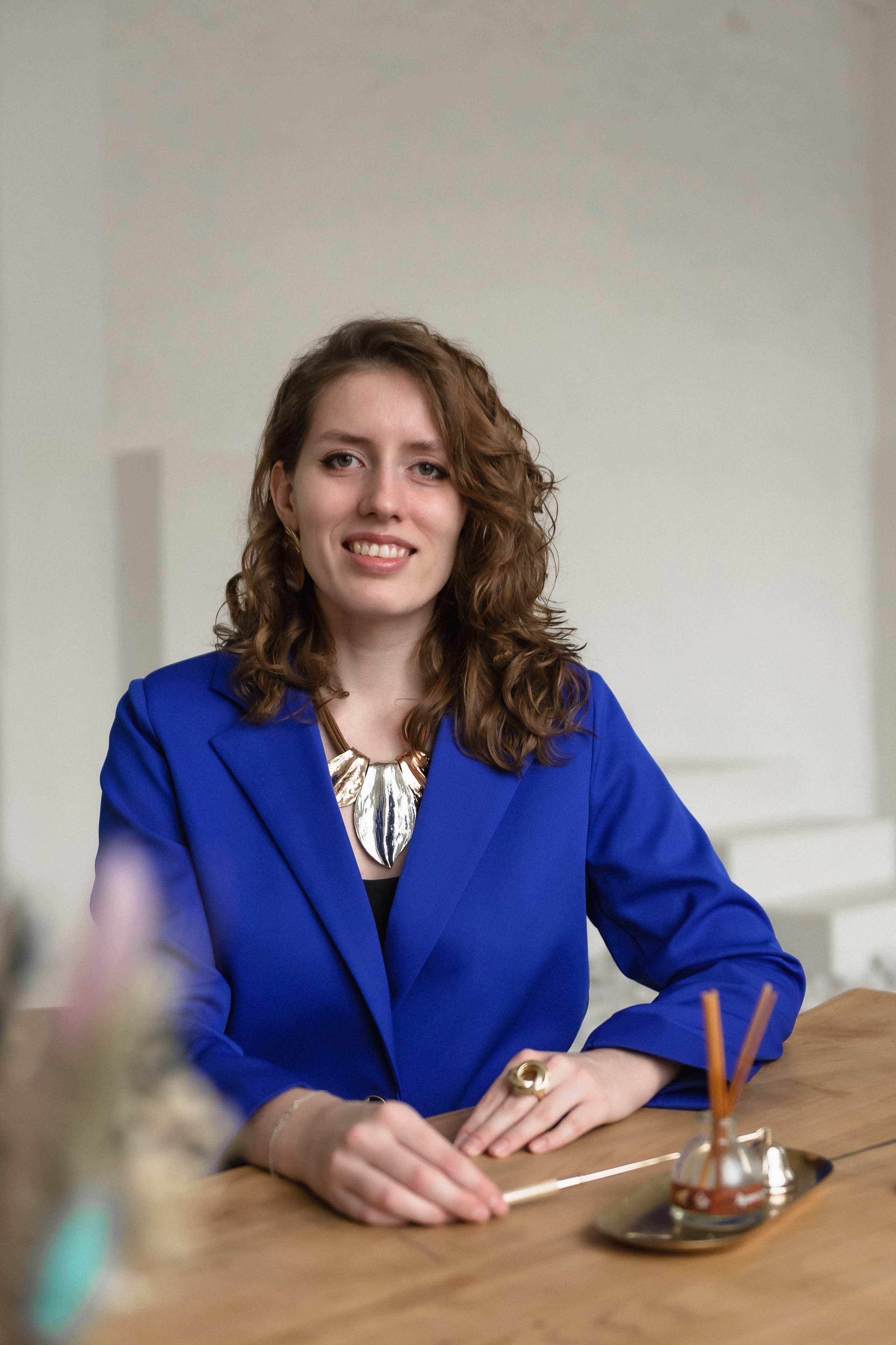 Портрет в светлом зале. КОНТЕНТ |БРЕНД фотограф Санкт-Петербург — Жанна Олтаржевская