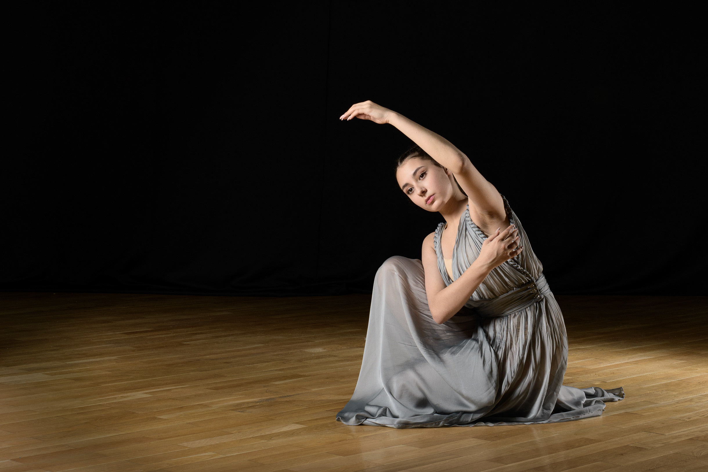 Ученицы коллектива современного эстрадного танца «Модерн», девушки-античные статуи