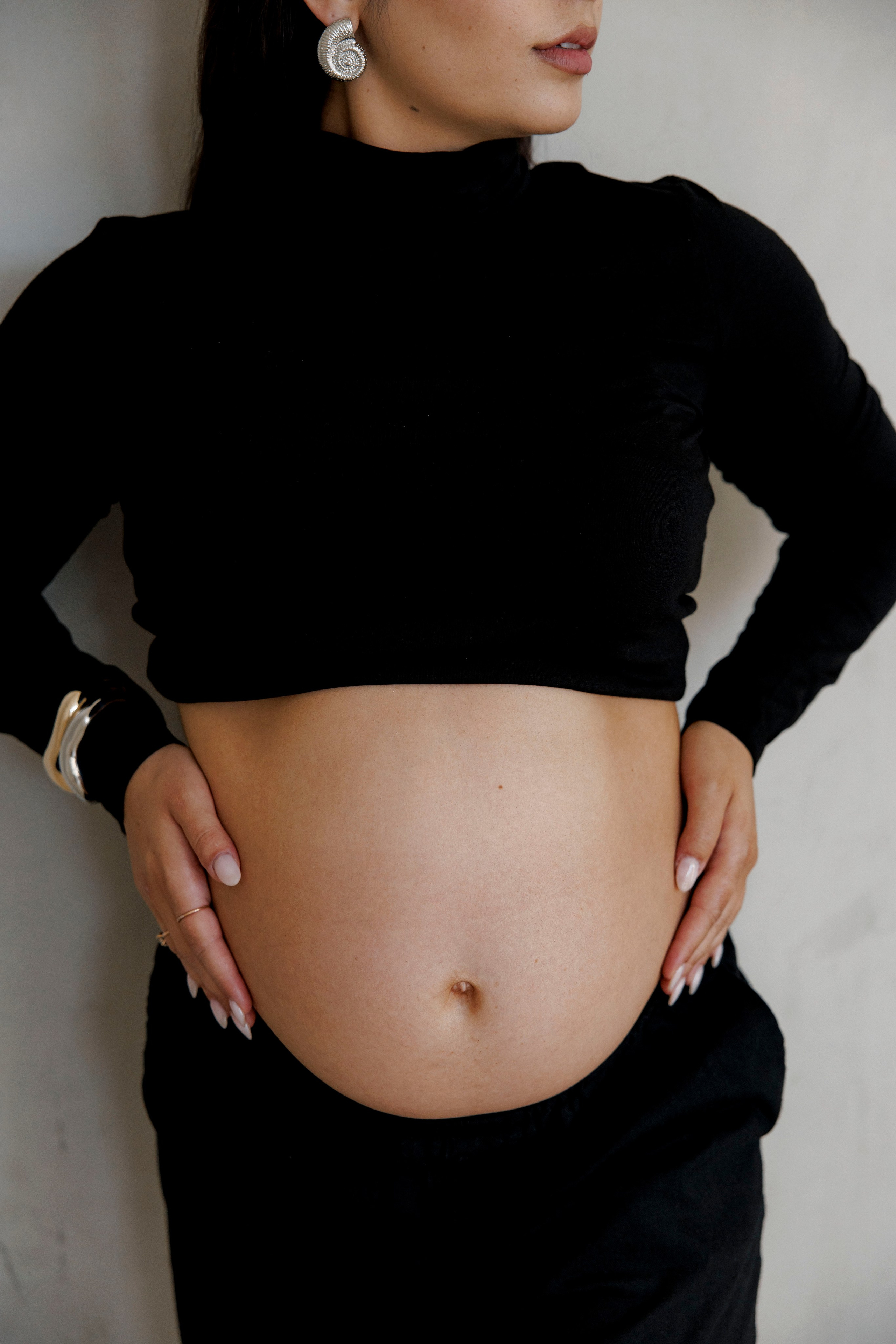 Pregnancy photoshoot inside the Grey Studio. Главная