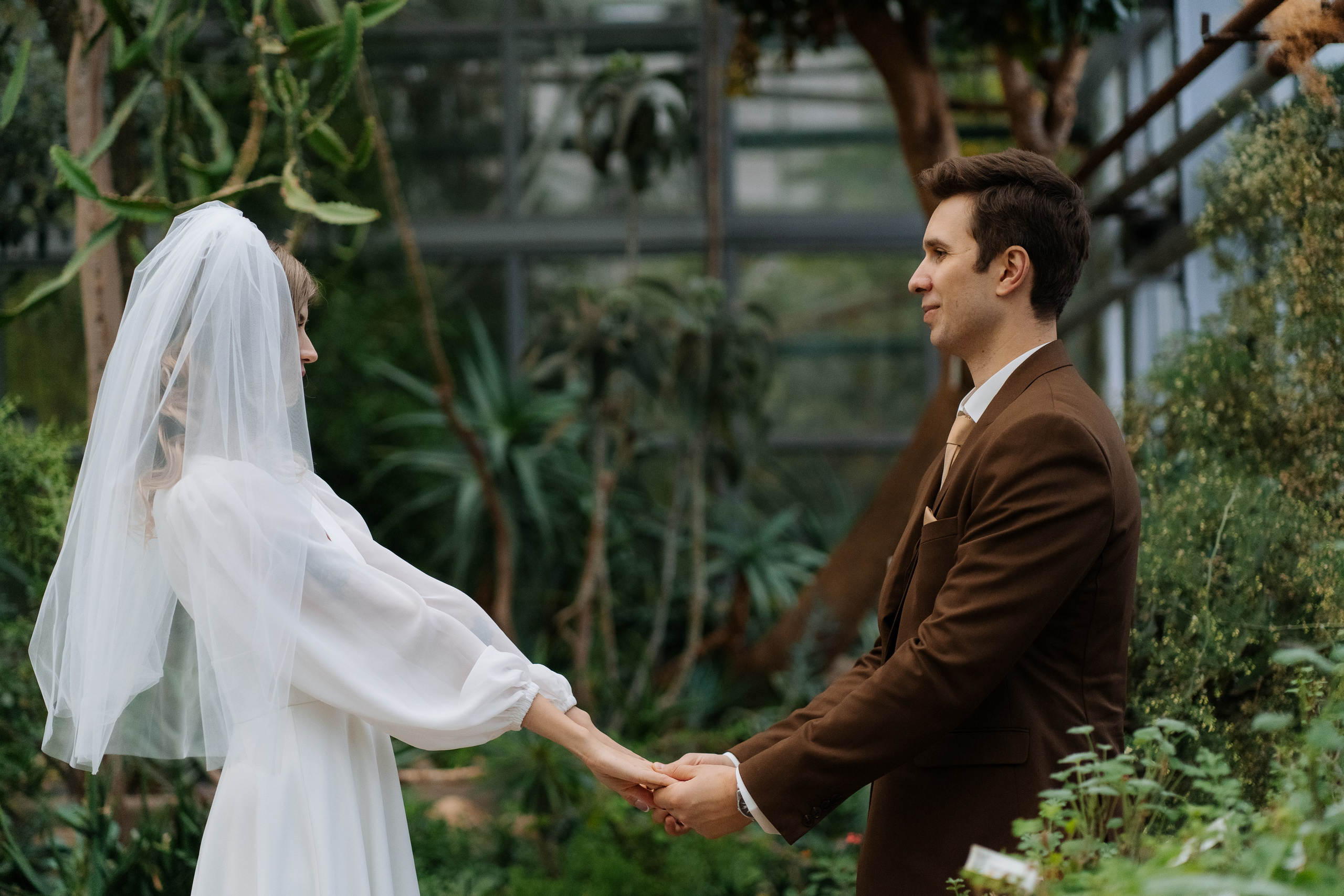 Свадебная фотосессия в оранжерее, Москва. Свадебный фотограф в Москве Анна Полушина