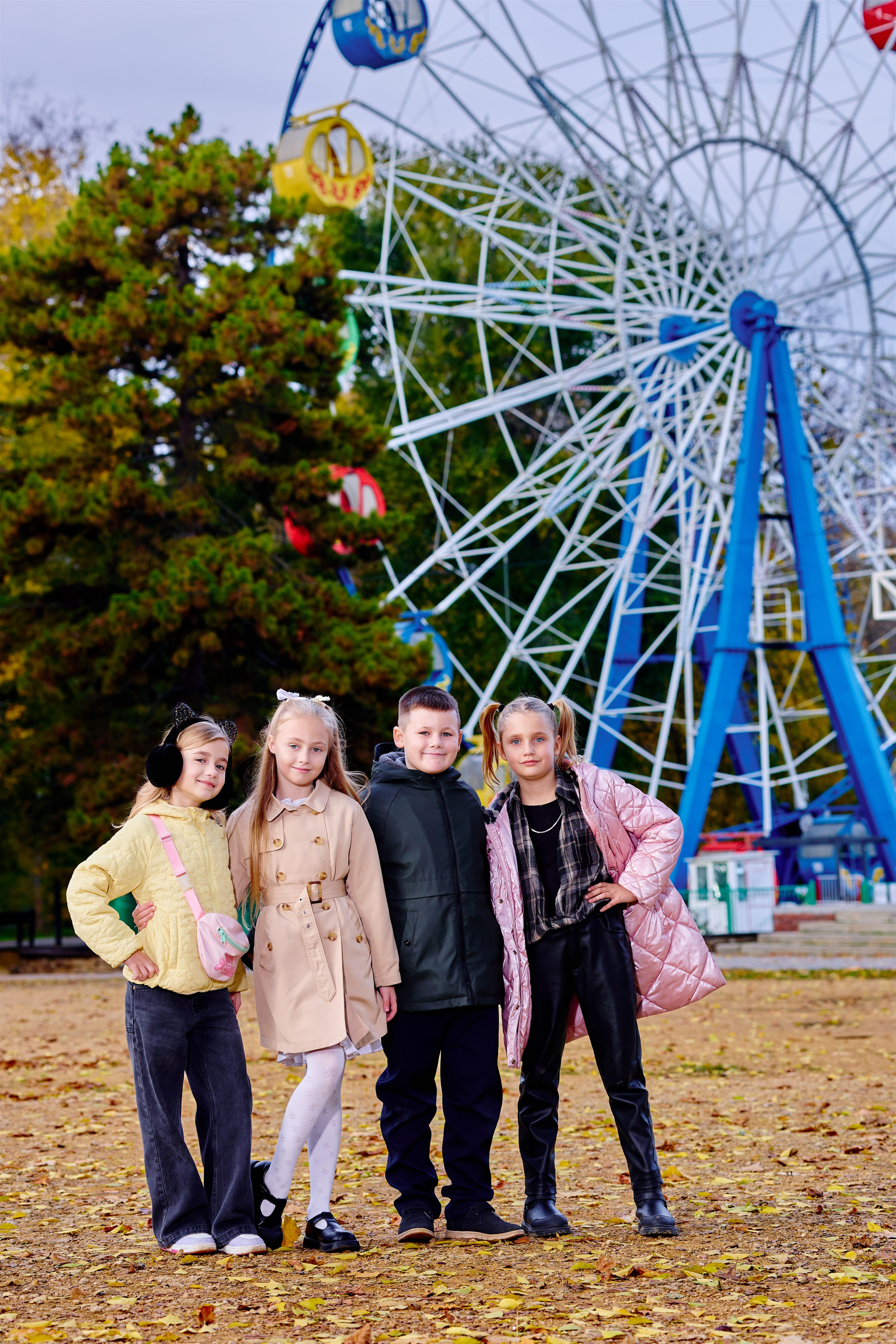 Прогулка в парке классом. Фотограф Выпускные альбомы Таганрог Сергей Коробченко