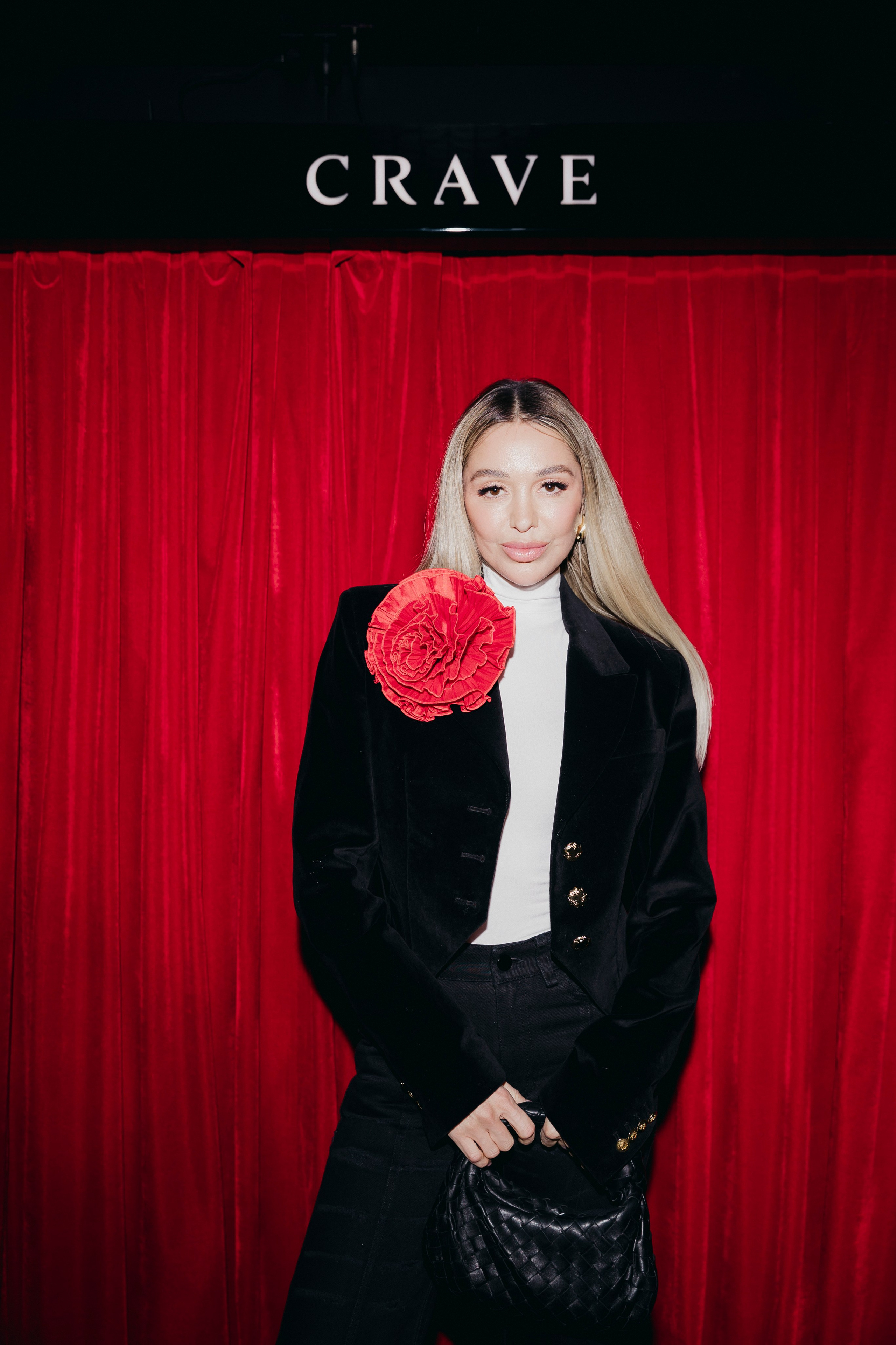 Erborian Russia, CRAVE Theatre, Moscow. «Птичка на проводе»: информационный портал в Москве