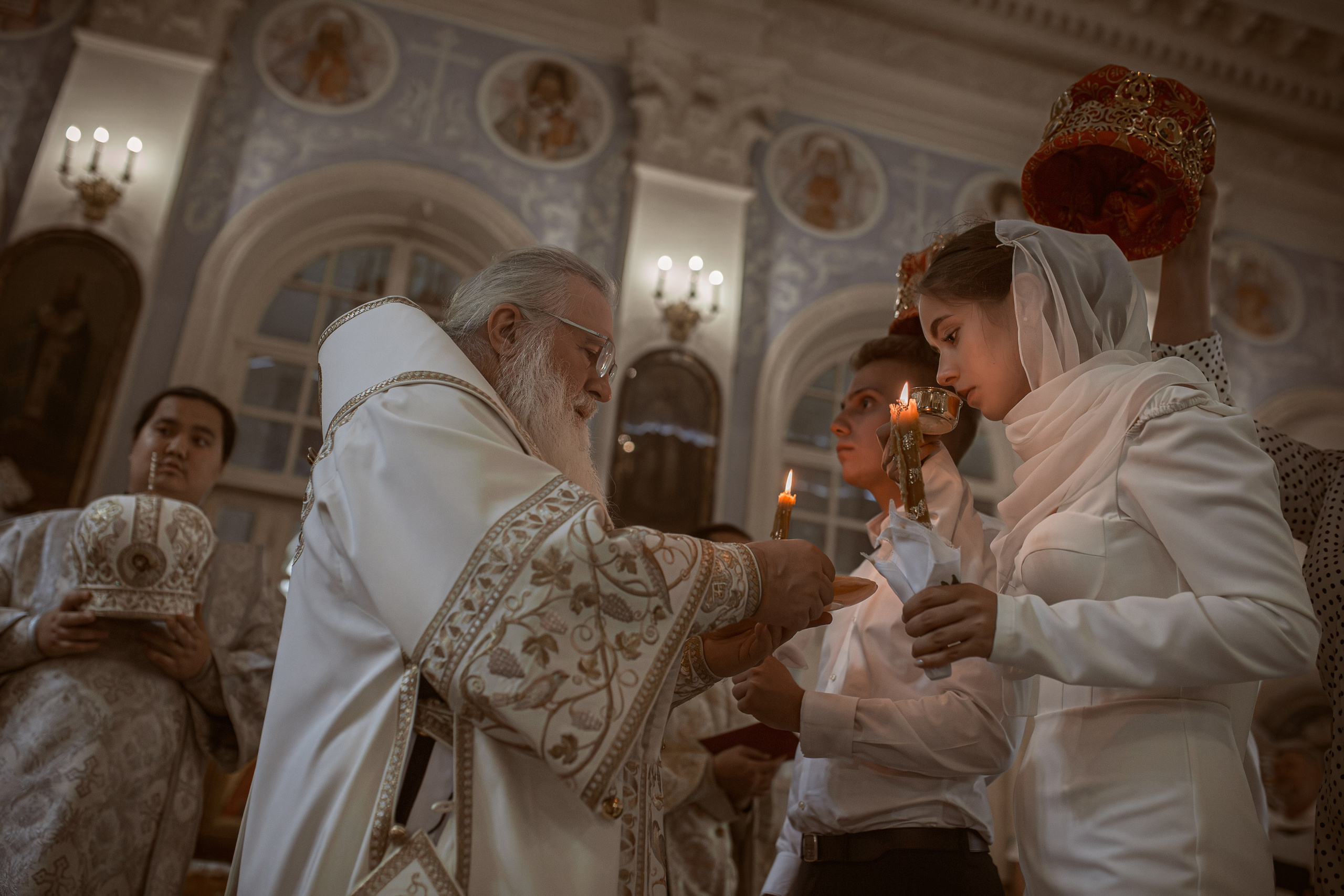 глава Среднеазиатского митрополичьего округа митрополит Ташкентский и Узбекистанский Викентий (Морарь) на таинстве венчания в кафедральном соборе Успения Пресвятой Богородицы в Ташкенте