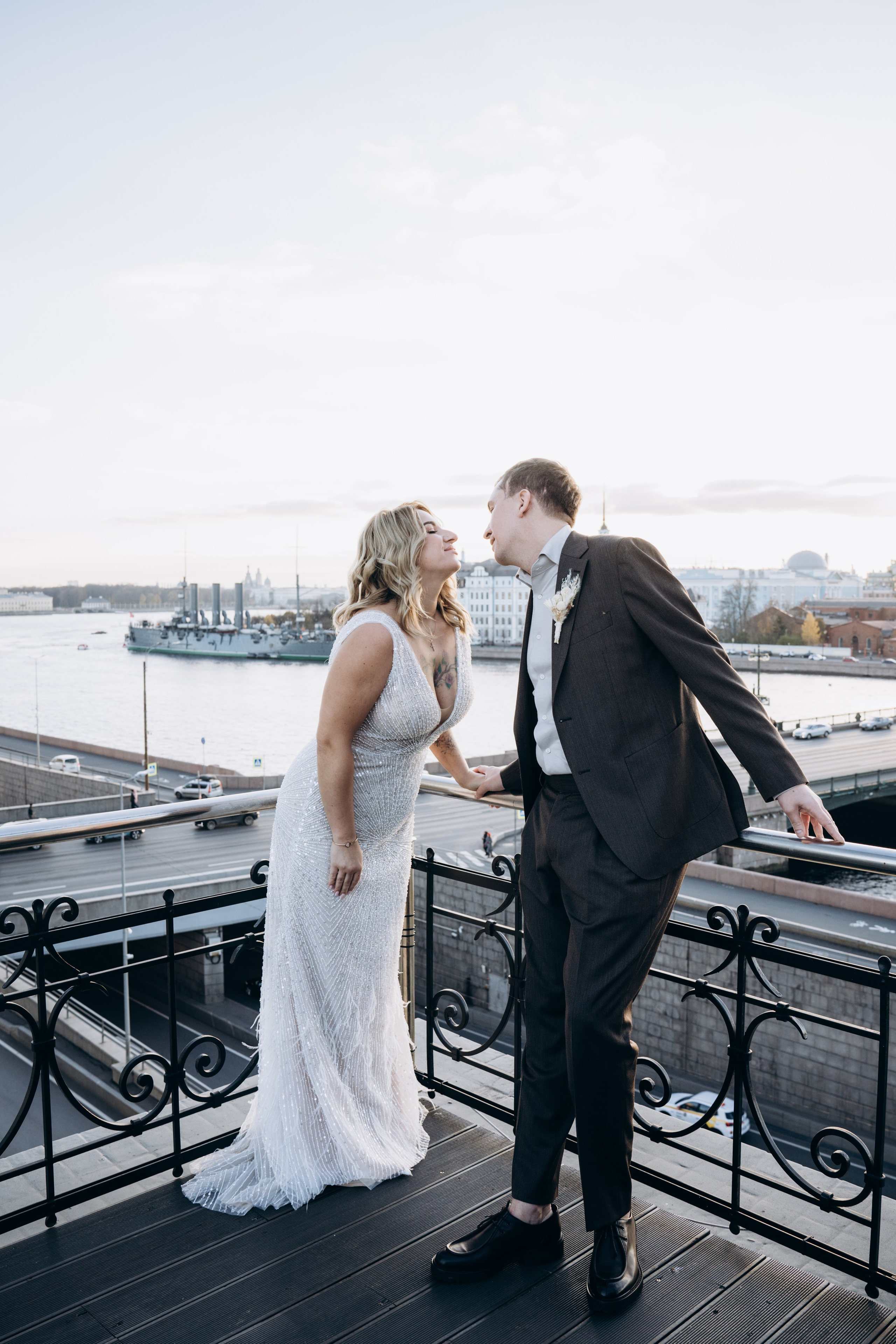 Первый взгляд жениха на невесту — профессиональные и эмоциональные снимки свадебного дня.