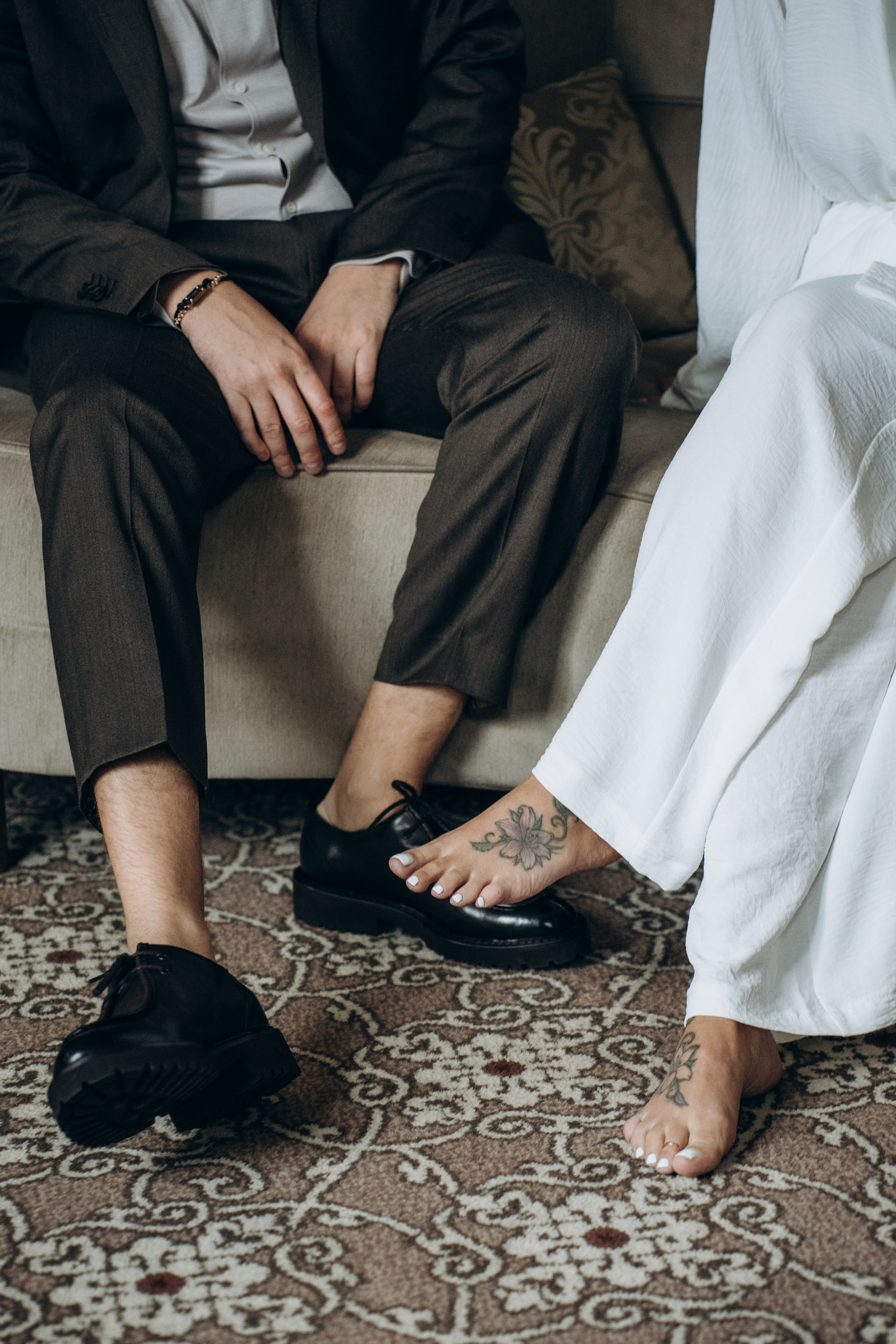 Жених застегивает запонки в уютной комнате — естественные и стильные кадры подготовки жениха к свадьбе.