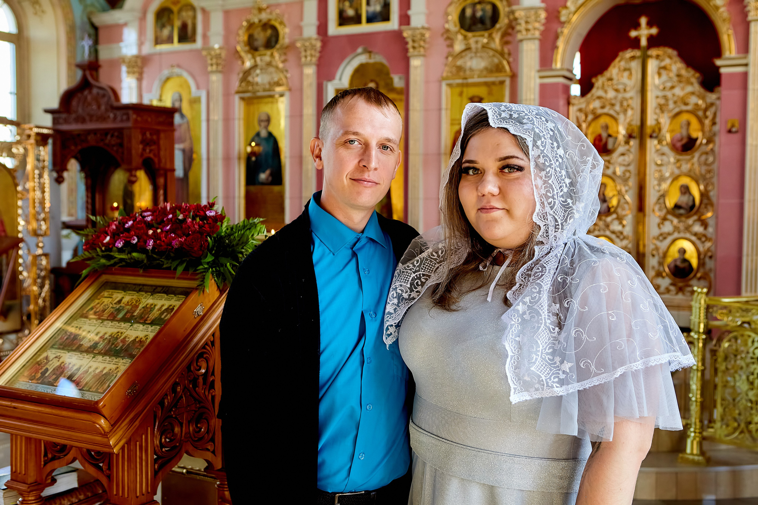 Свидетели вместе после венчания