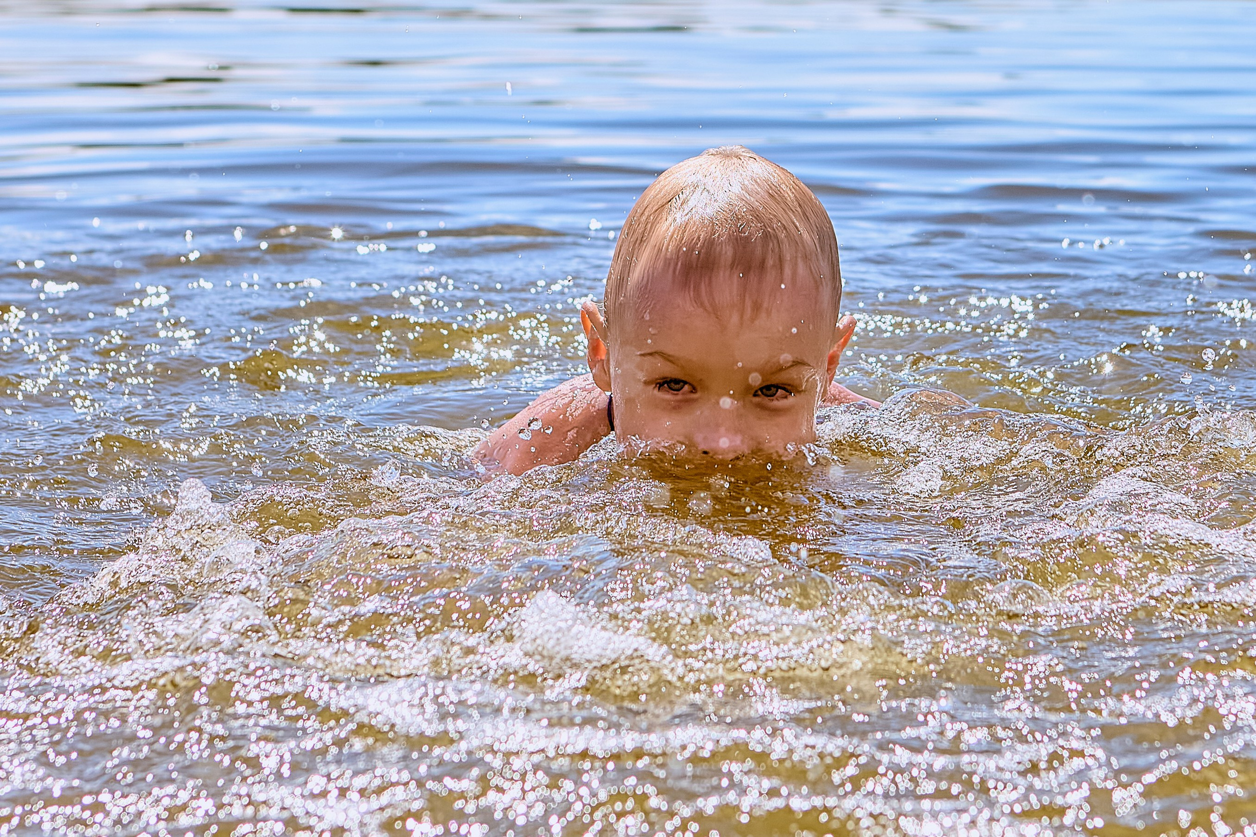 Семейная прогулка летом на озере