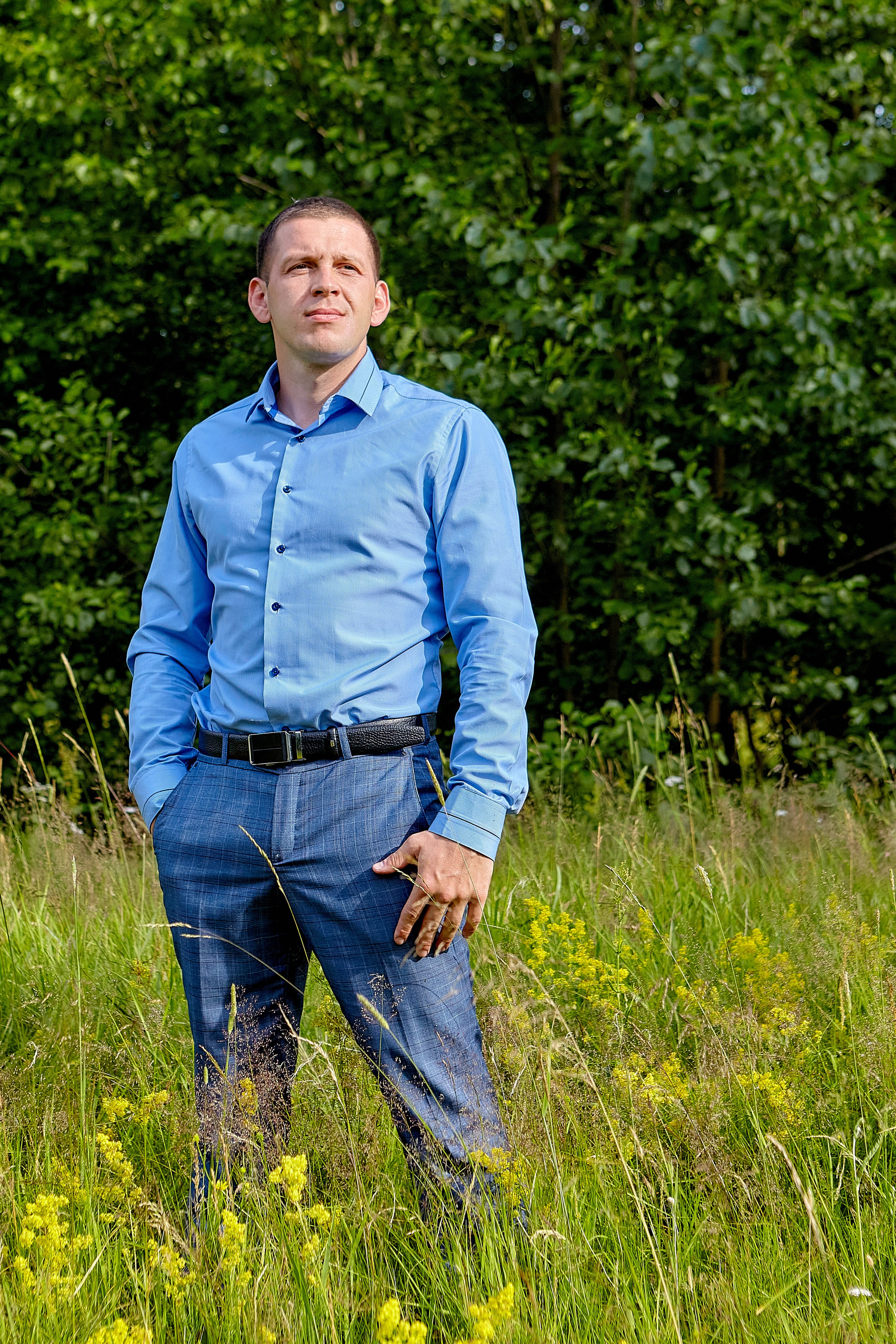 Мужской портрет в творческой работе Православного фотографа Николая Голованова. Каждый взгляд — это история, полная переживаний и свершений, прославляющая летний вечер.