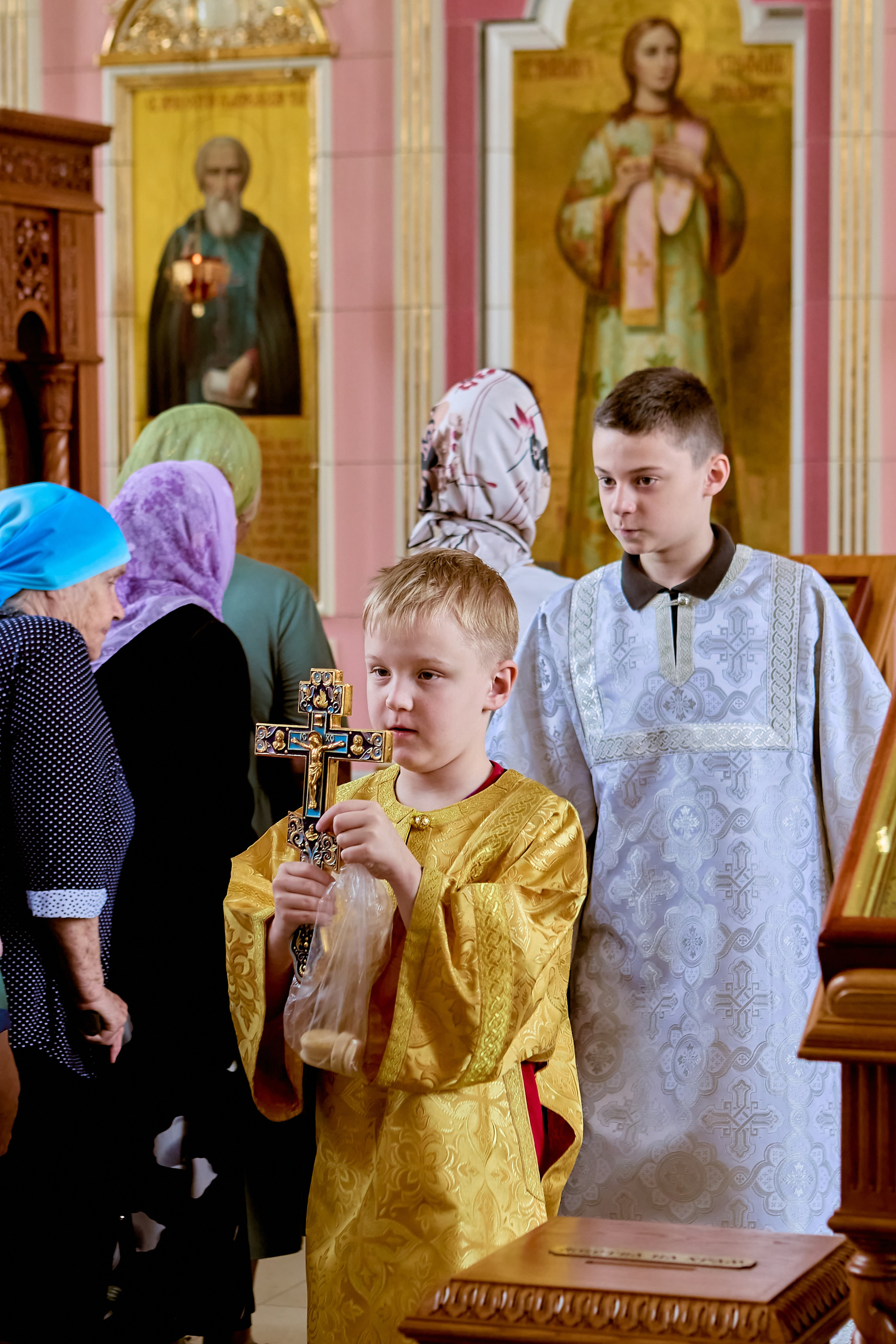 Искренние детские эмоции в храме в Международный день защиты детей, кадр Николая Голованова, г. Дзержинск.