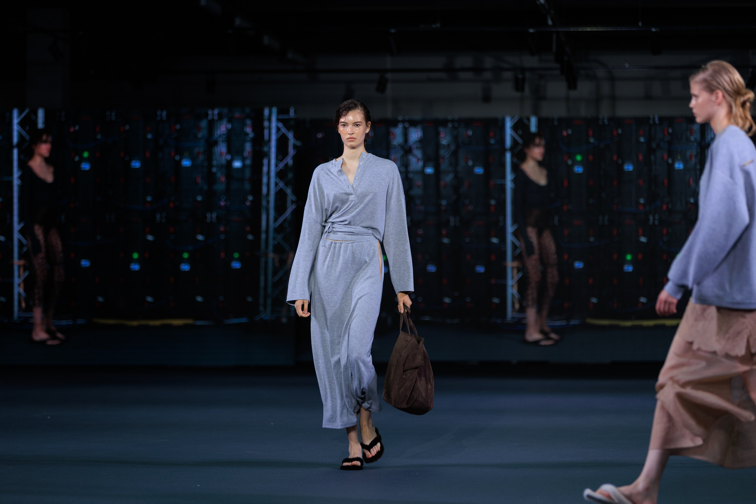 Фотограф для модного показа. Контент для бизнеса в Екатеринбурге Полдень Медиа