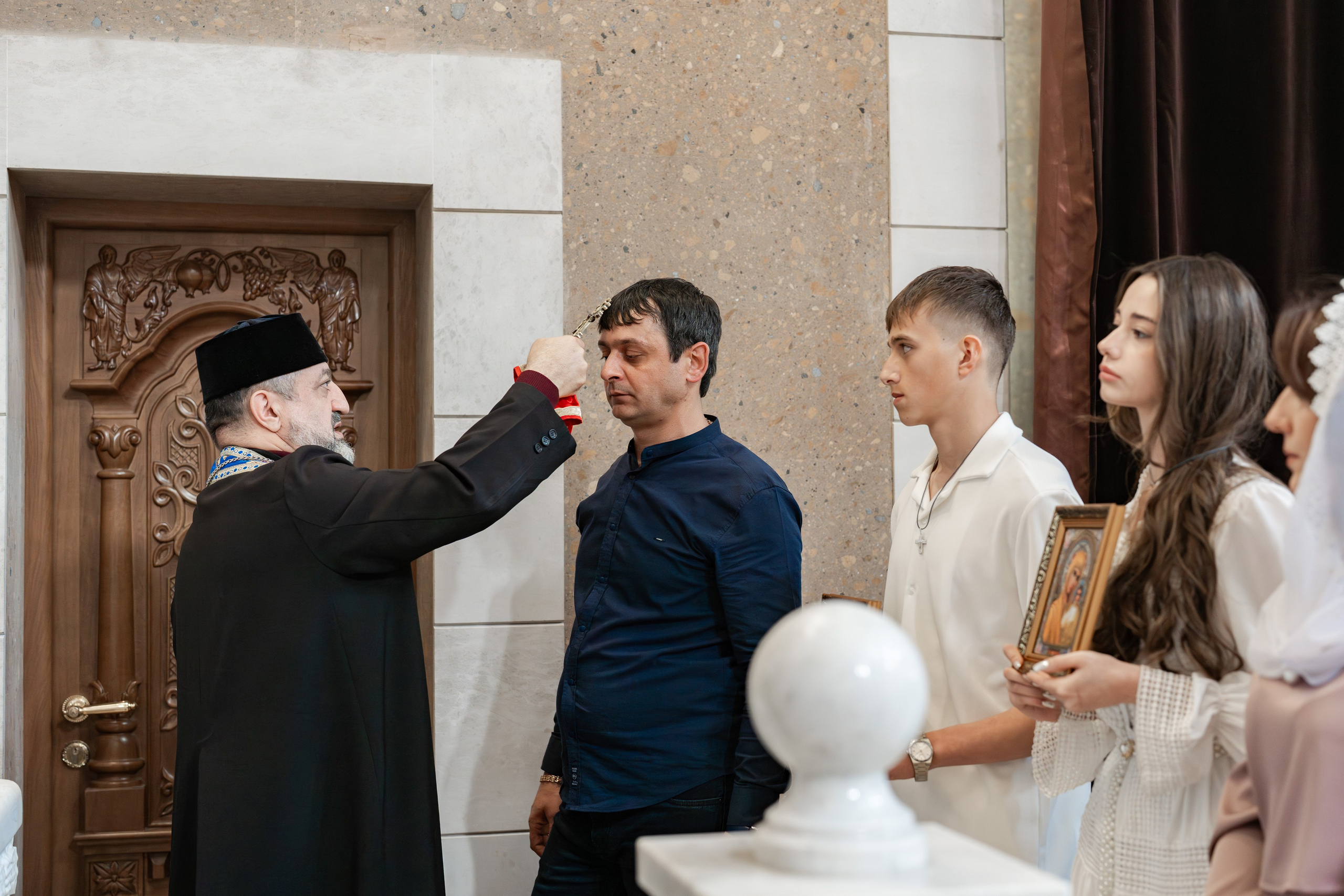 Крещение  ребёнка в храме. Фотограф видеограф Геннадий Янбаев в Сочи, Краснодаре