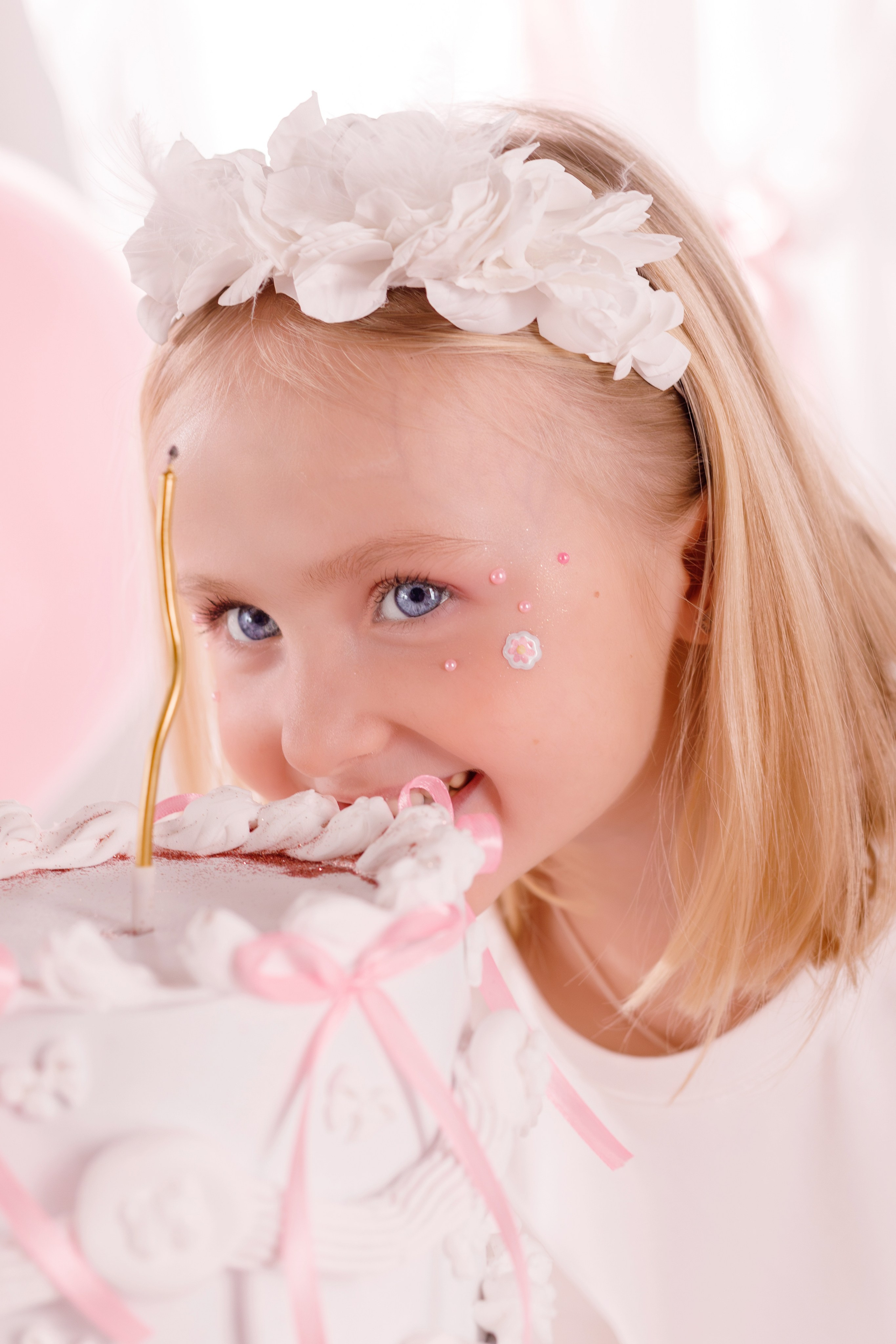 Фотосессия на День Рождения для девочек — сладкий праздник в сказочных декорациях. Детский студийный фотограф Сочи