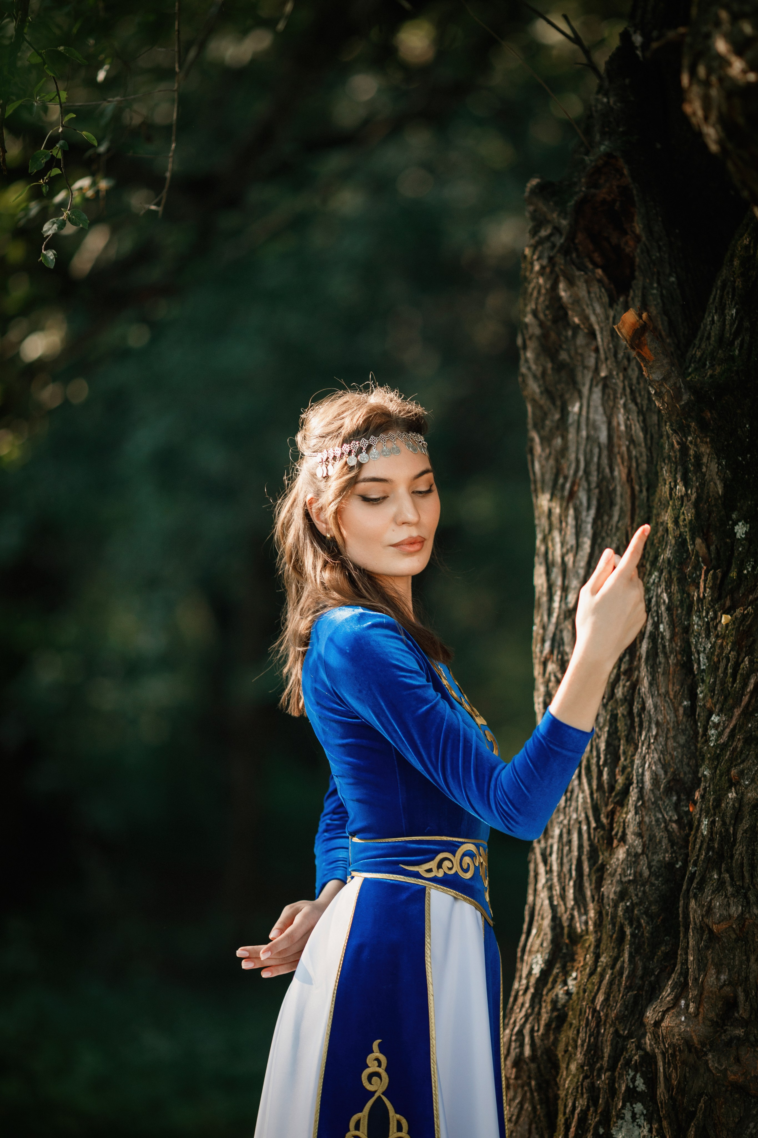 Индивидуальная фотосессия в горах, в армянском национальном платье. Фотограф во Владикавказе Юрий Геворгизов