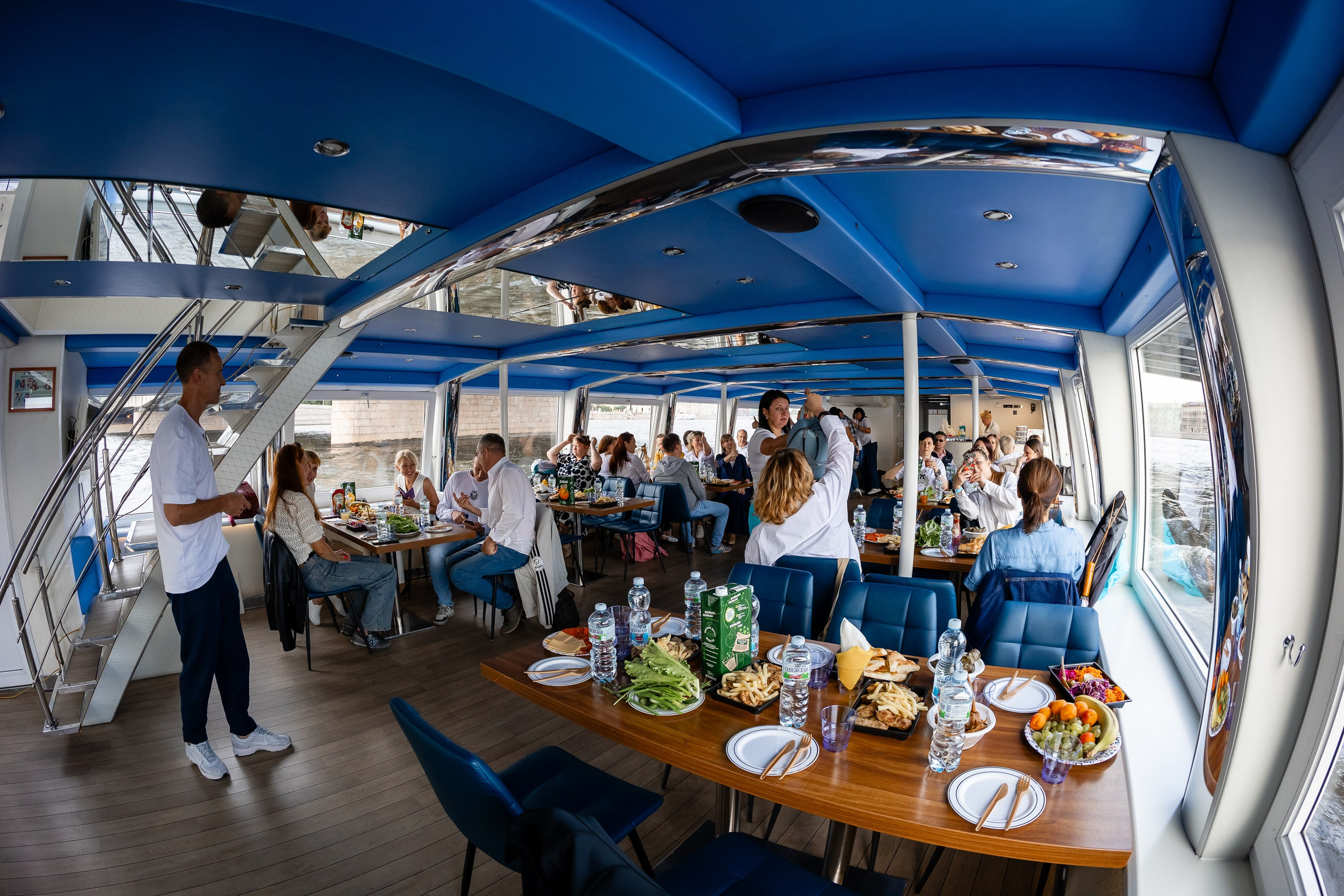 Банкетный зал для корпоратива на теплоходе Глория