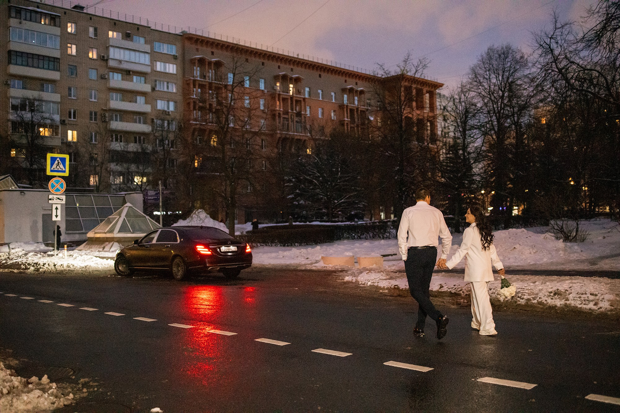 Свадебная прогулка осенью и зимой. Свадебный фотограф в Москве Аля Загирова