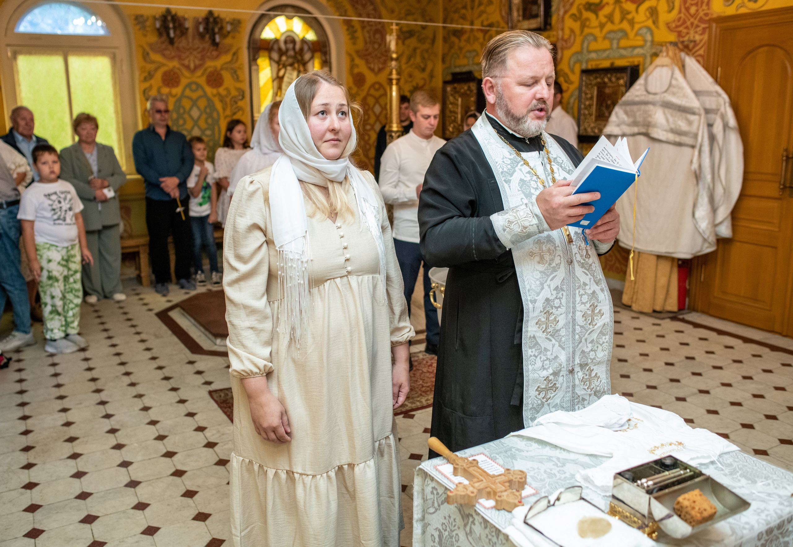 Крещение младенца Ксении. Храм Воздвижения Креста Господня в Алтуфьеве. Фотограф Крещения и Венчания в Москве и МО