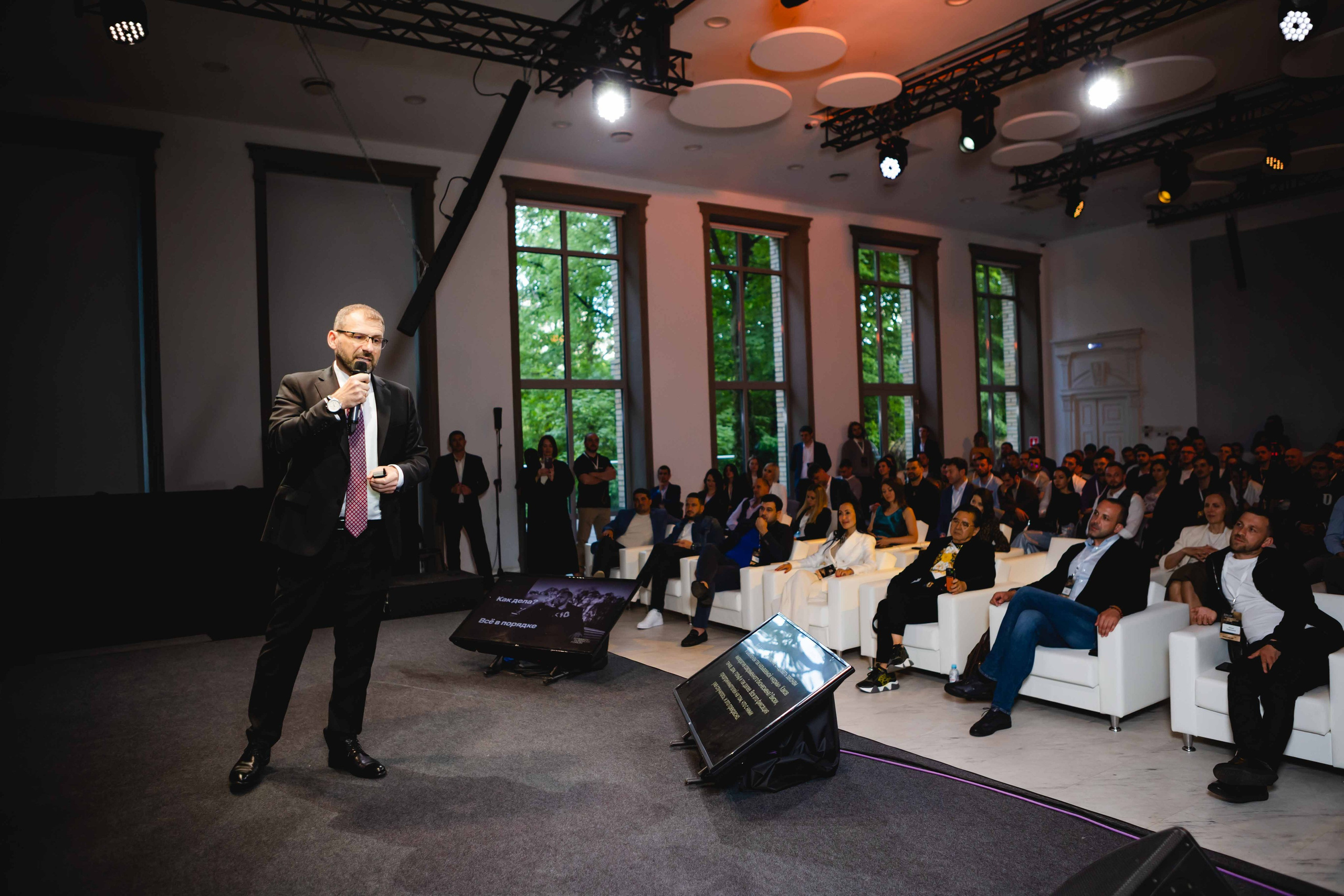 Ивенты и Конференции. Сайт с красивыми фотографиями и людьми