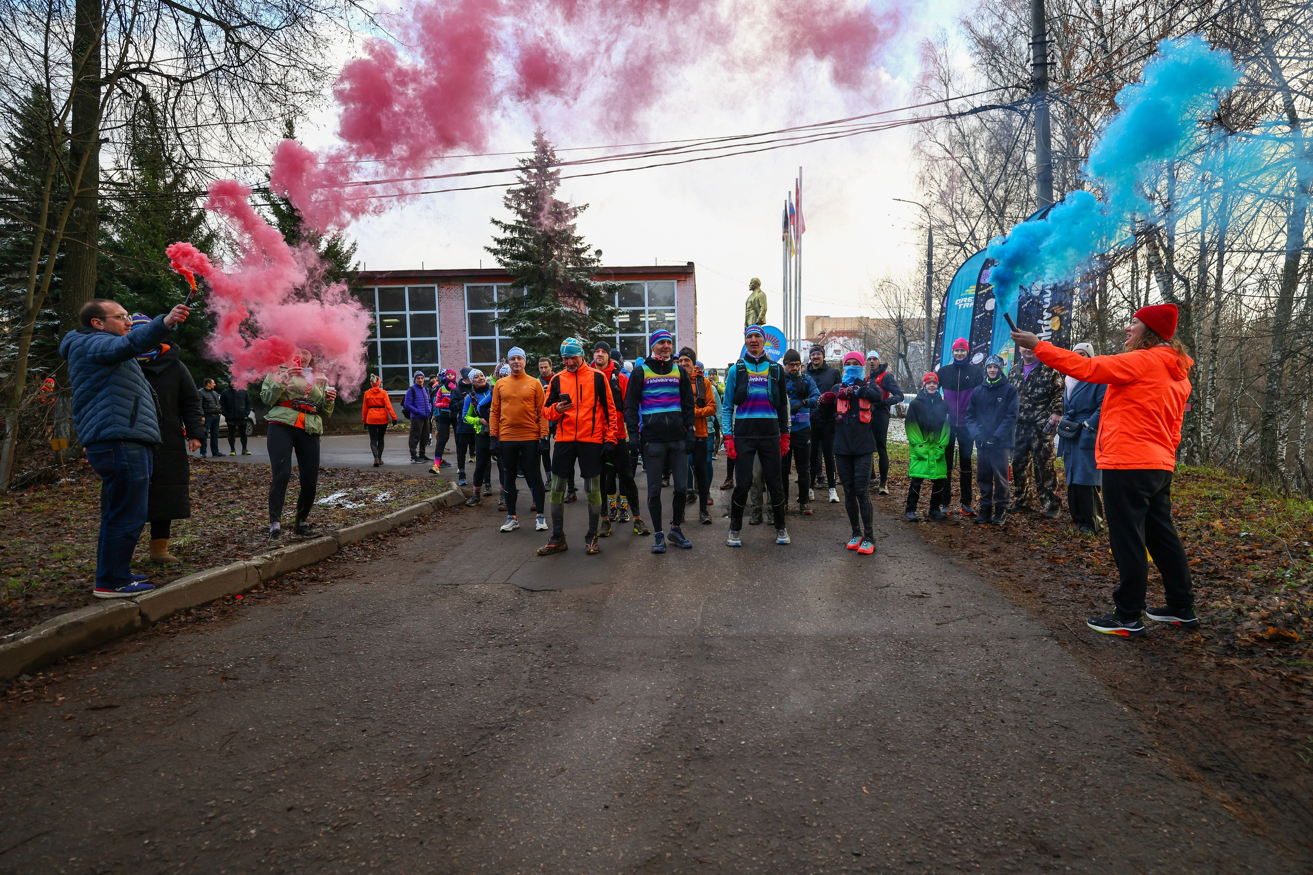 Два лепестка Химкинского марафона у дома, 23.11.25. Фотограф Сергей Ловкий