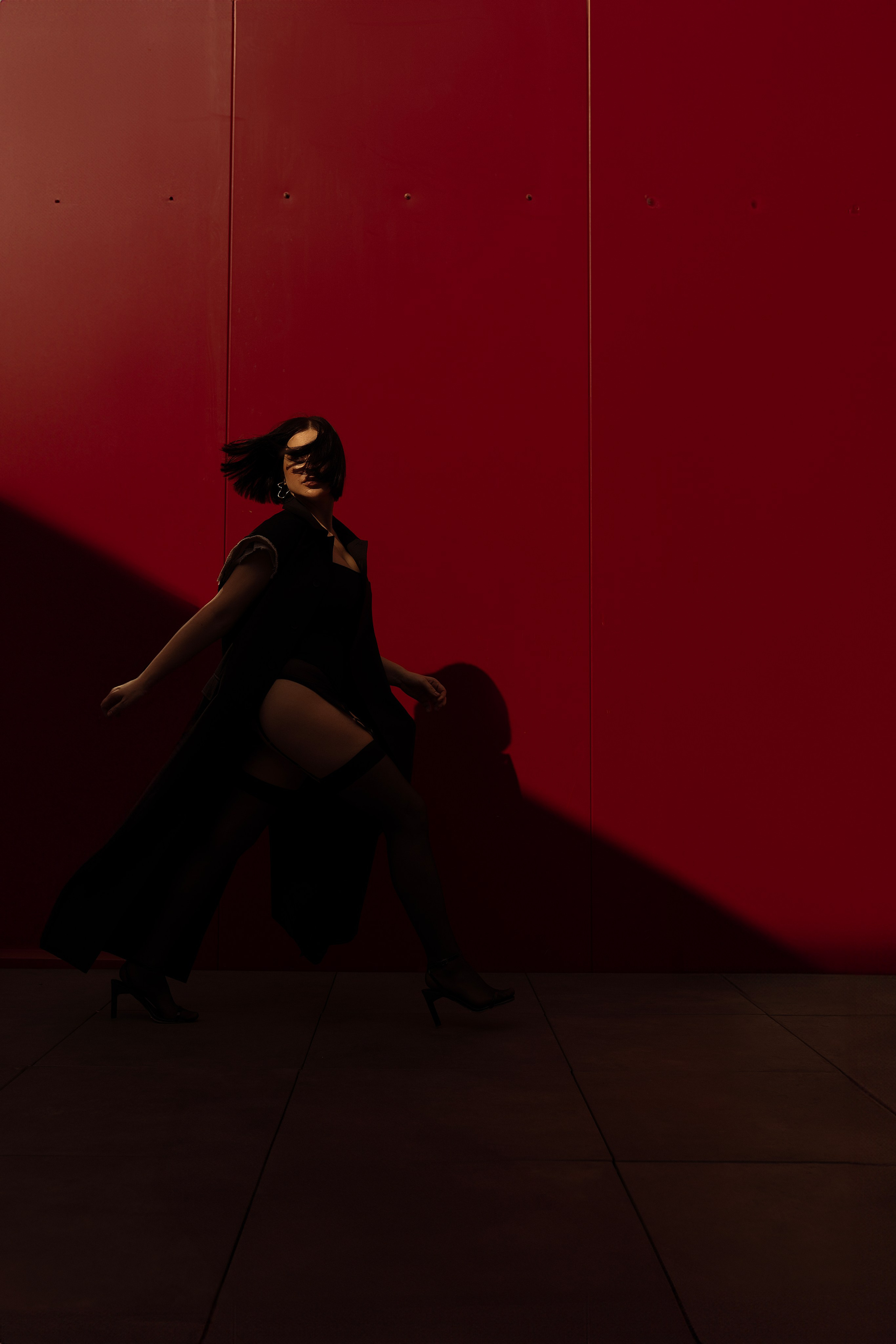 Индивидуальные глянцевые фотосессии под ключ в Москве. Полный цикл: макияж, образ, локация, ретушь. Для девушек 25–40, ценящих стиль, комфорт и эффект «как с обложки журнала».