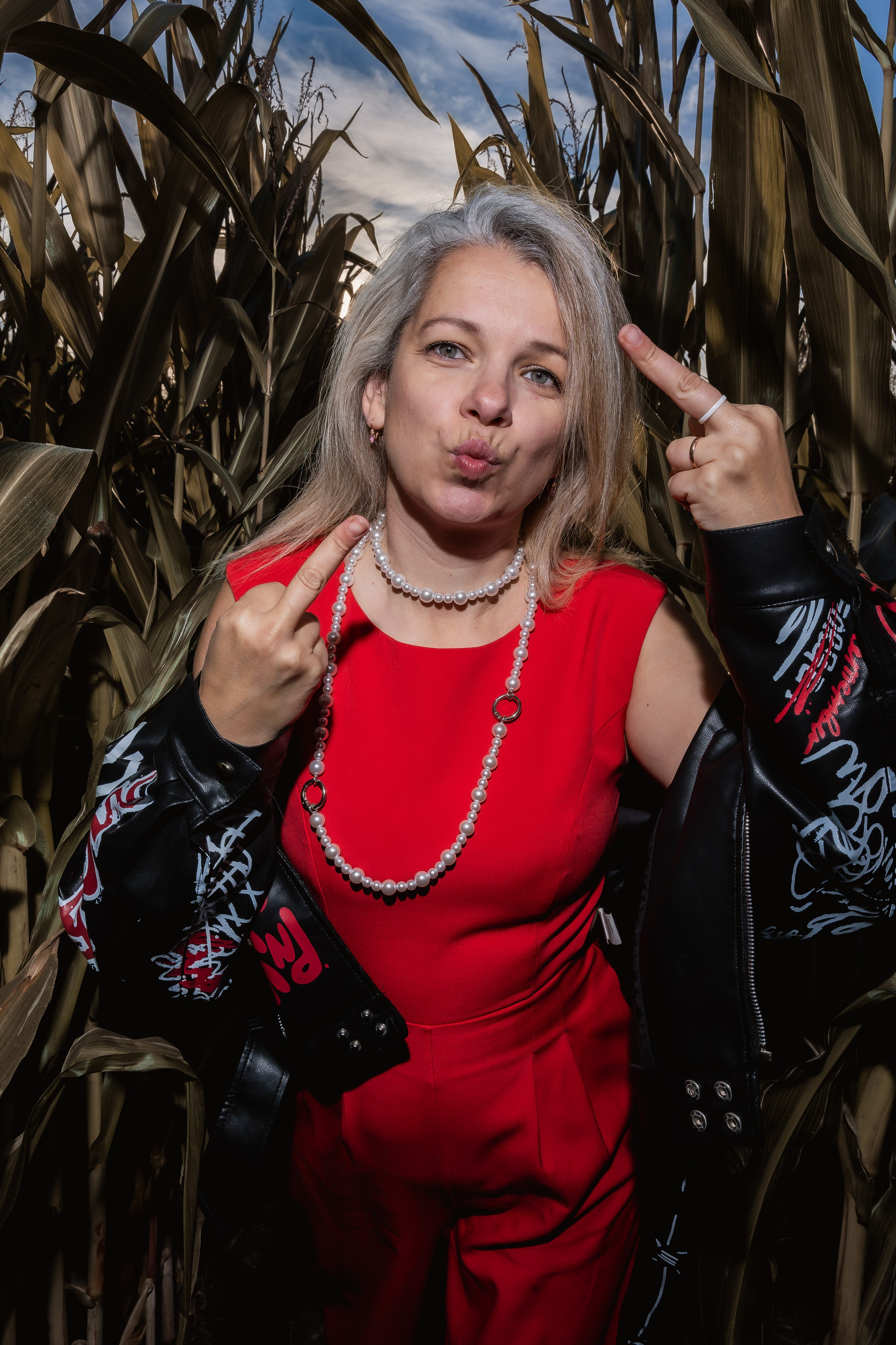 Дерзкая фотосессия девушки в кукурузе