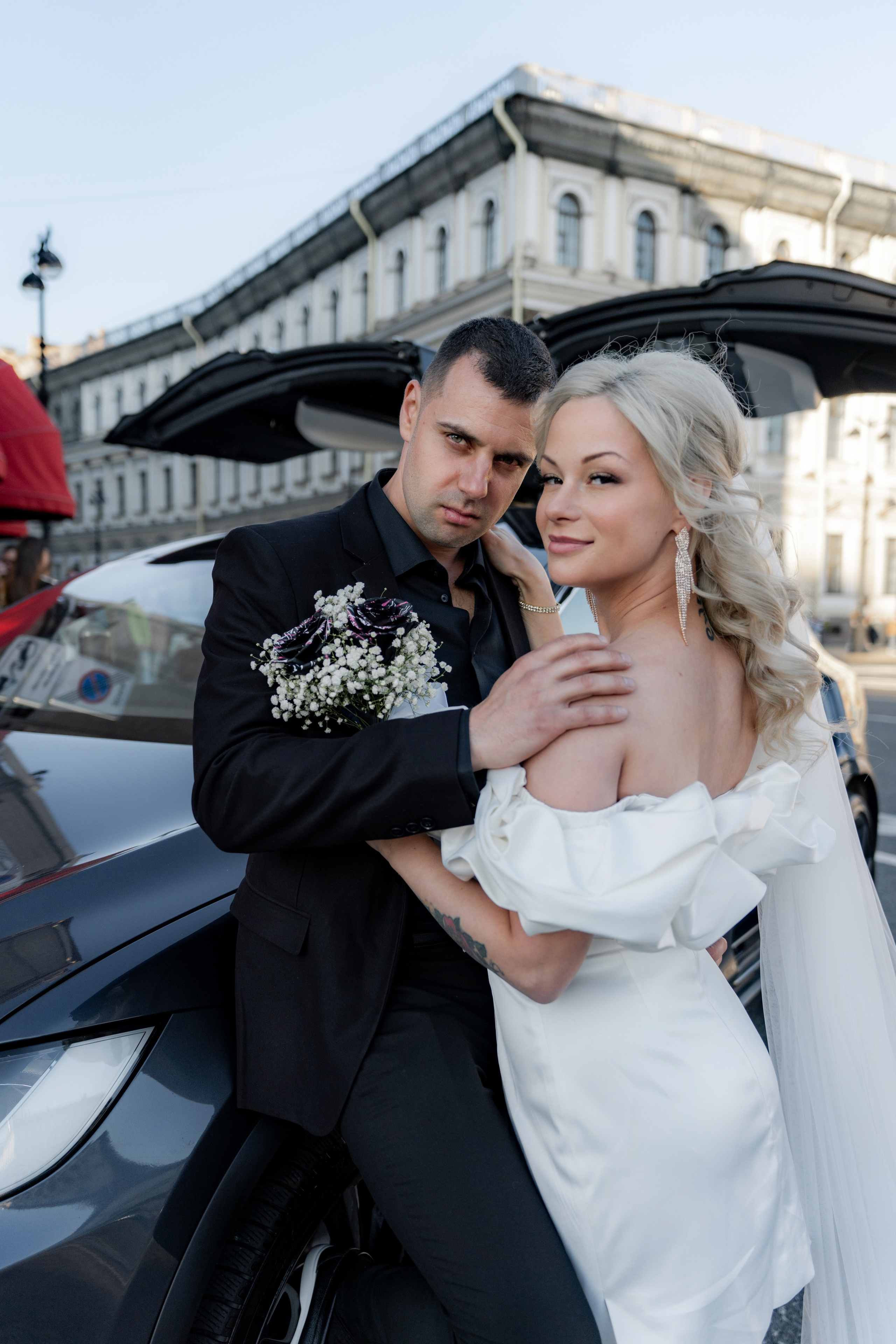 «Англетер». Свадебная романтика. Tesla X. Вечерняя свадебная фотосесси. Свадебный фотограф Александр Невский в Санкт-Петербурге