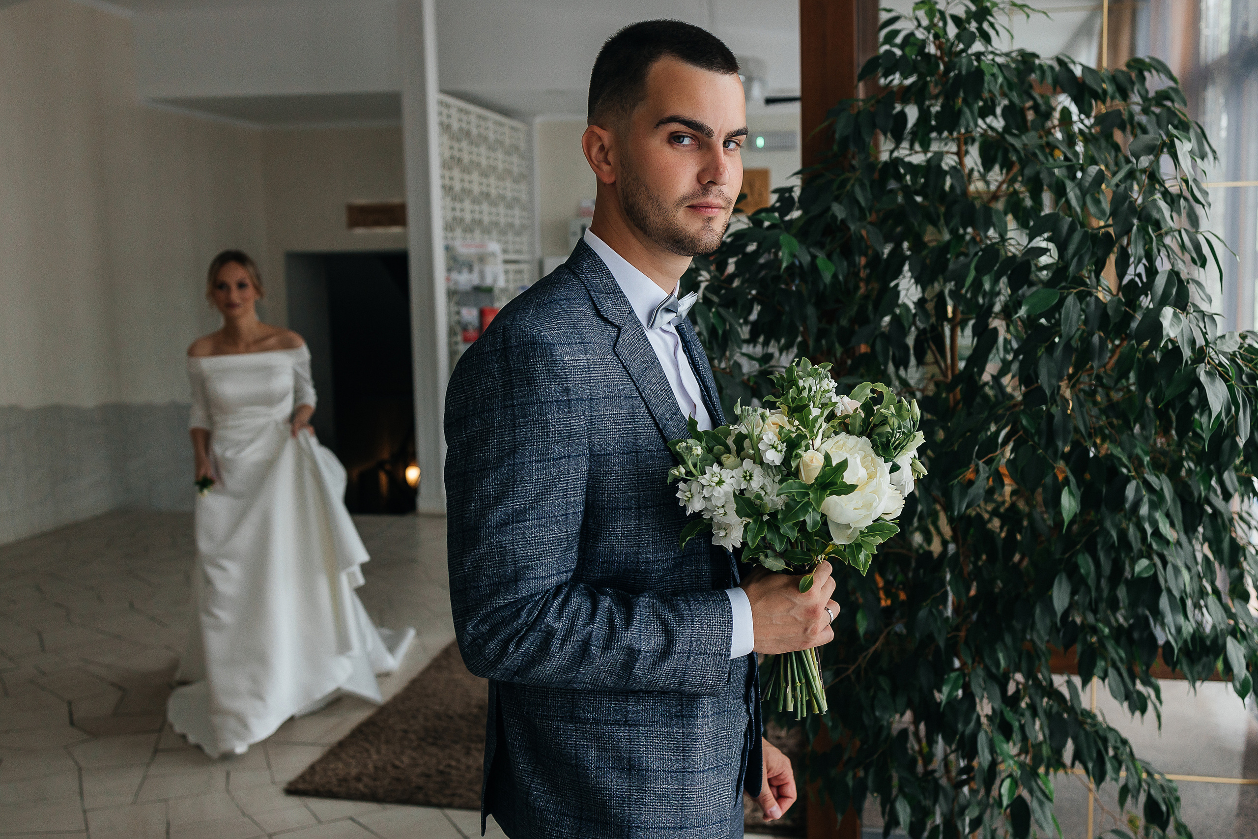 Эксцентричный выход жениха на выездную церемонию брака. Олег Сверчков | Свадебный фотограф Вологда