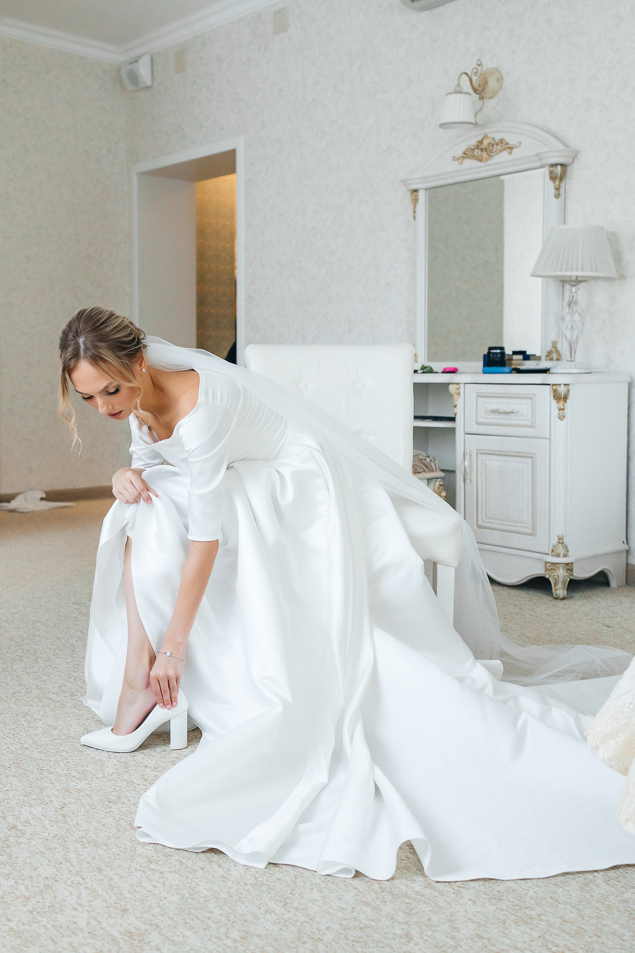 Эксцентричный выход жениха на выездную церемонию брака. Олег Сверчков | Свадебный фотограф Вологда