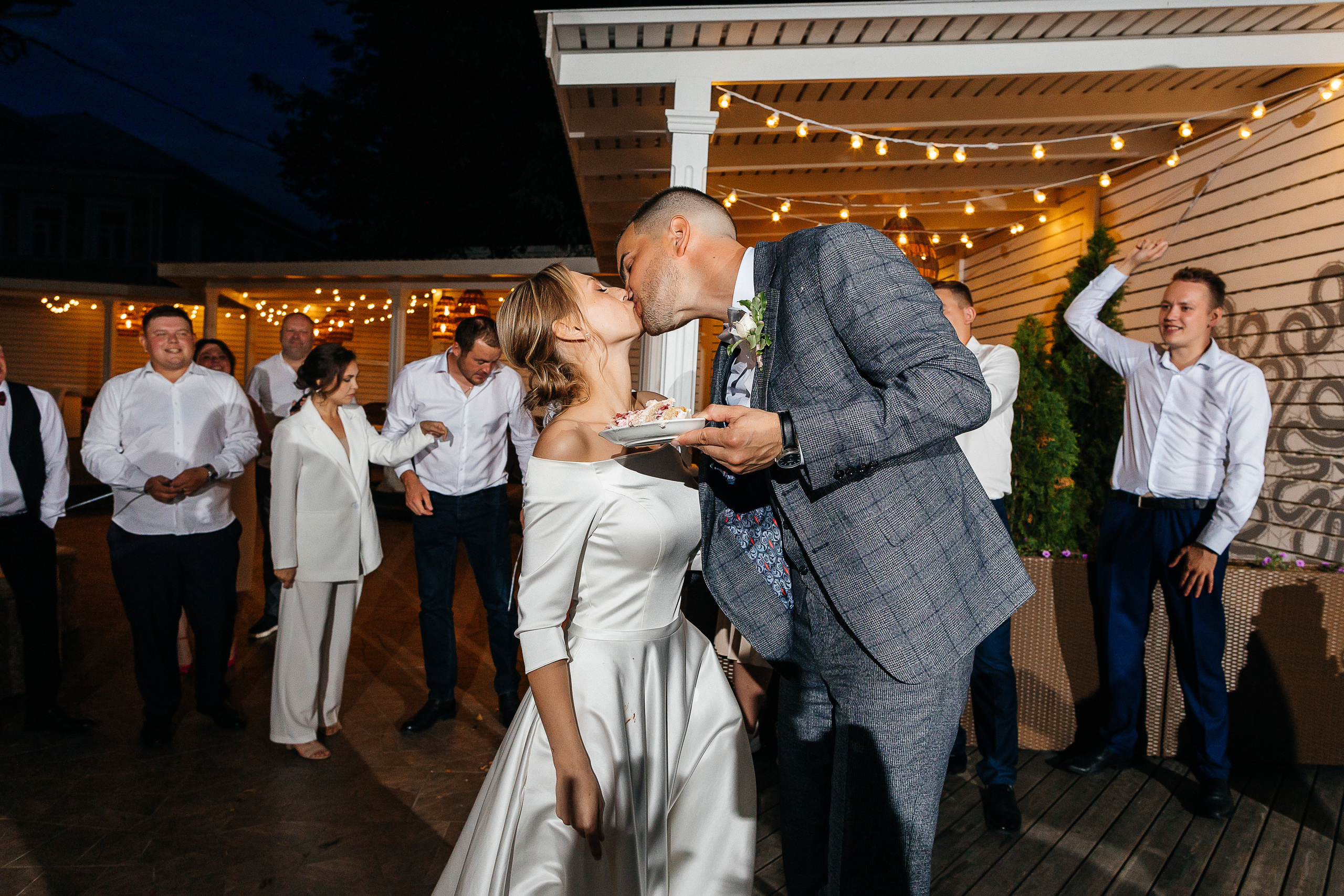 Эксцентричный выход жениха на выездную церемонию брака. Олег Сверчков | Свадебный фотограф Вологда