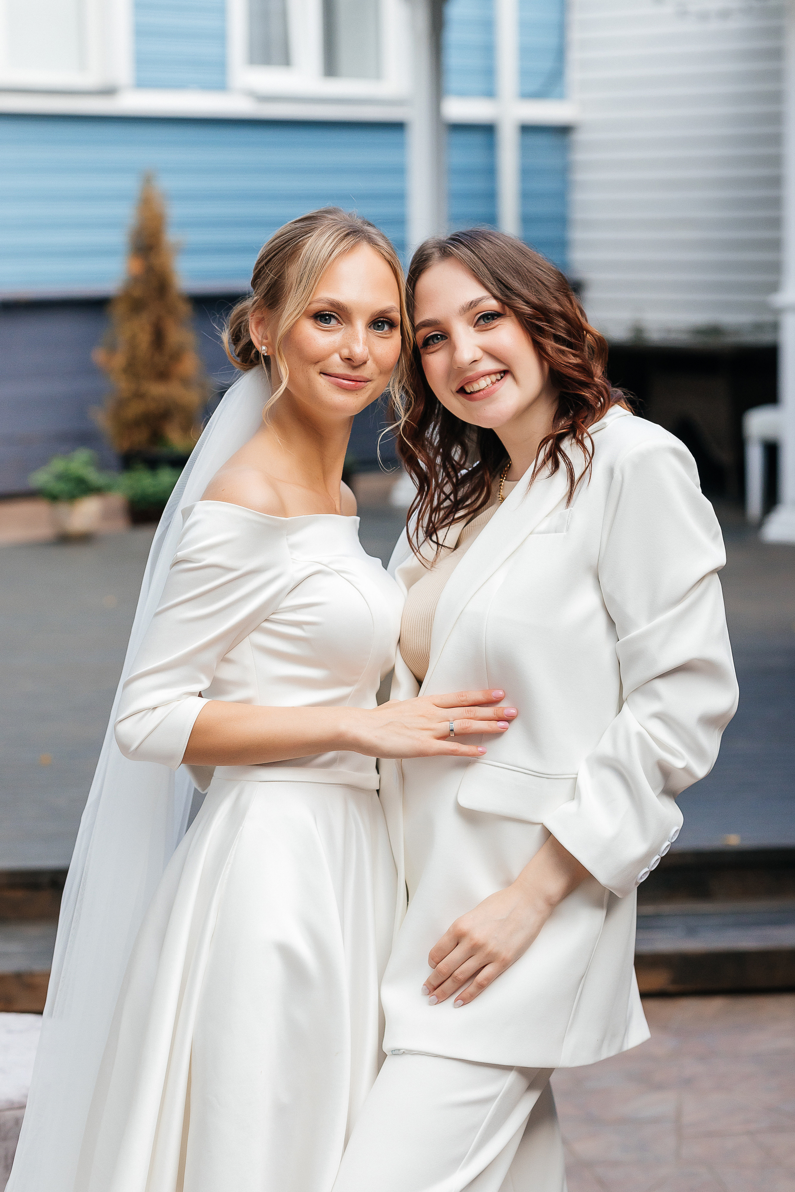 Эксцентричный выход жениха на выездную церемонию брака. Олег Сверчков | Свадебный фотограф Вологда