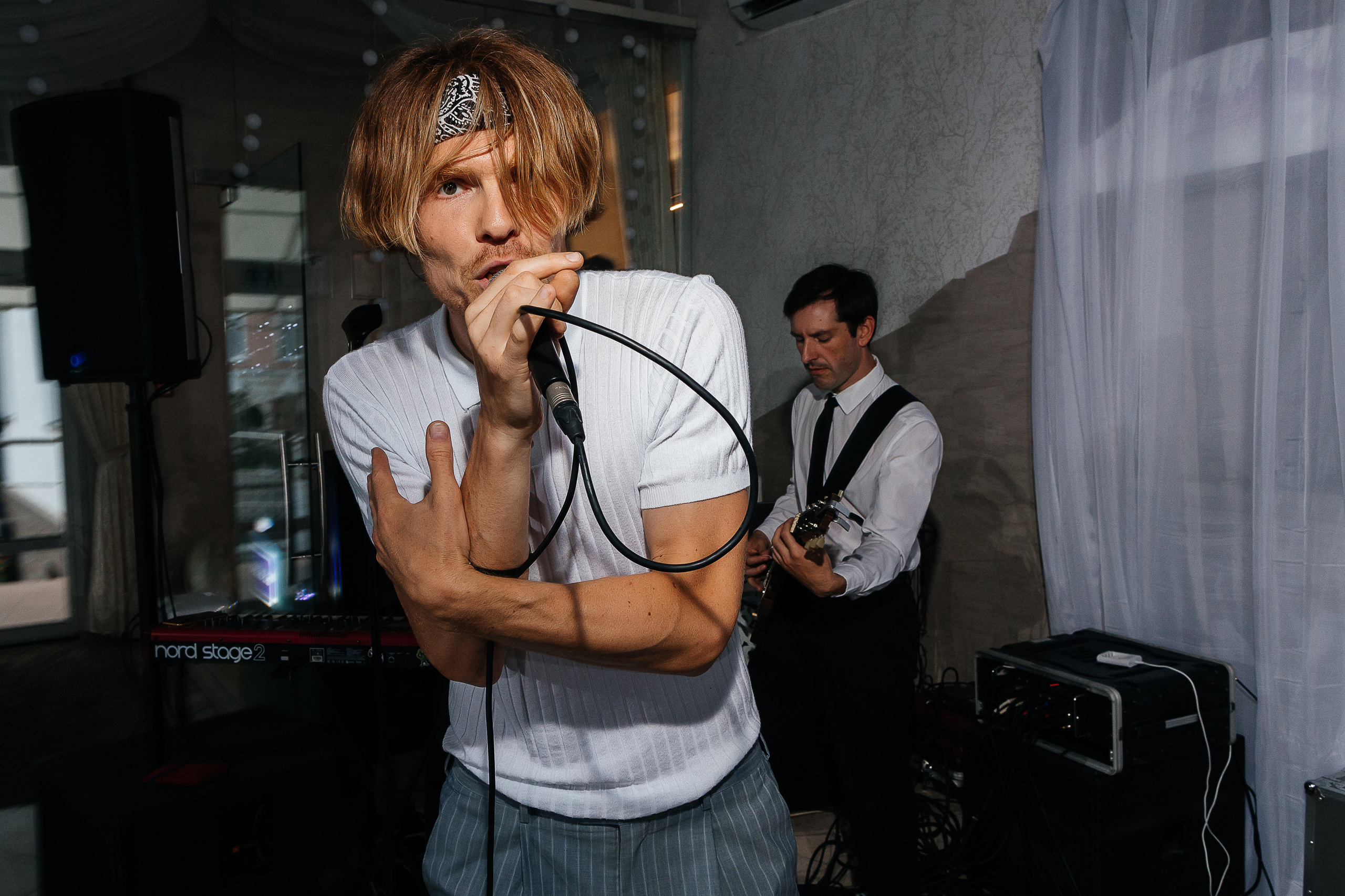 Эксцентричный выход жениха на выездную церемонию брака. Олег Сверчков | Свадебный фотограф Вологда