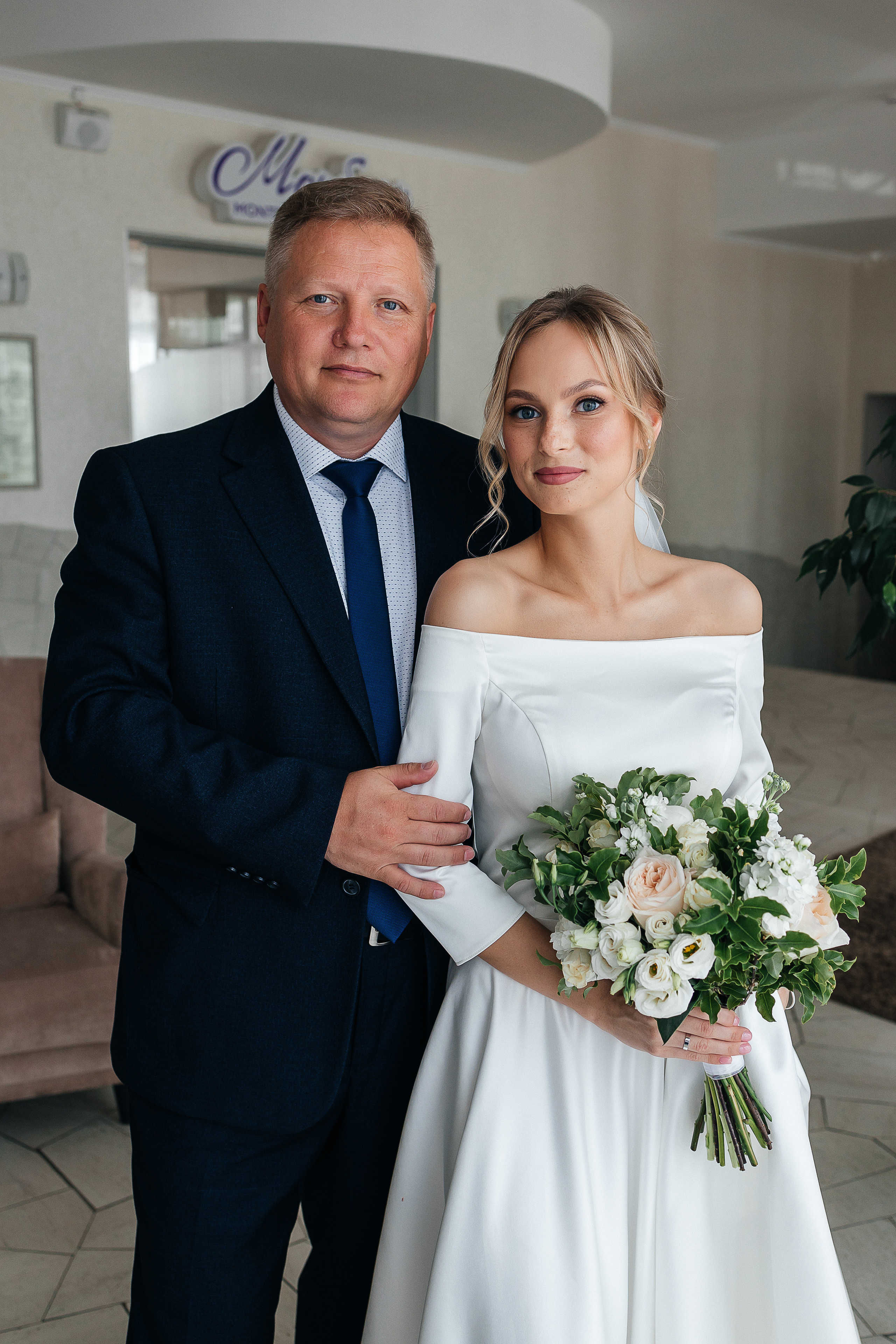 Эксцентричный выход жениха на выездную церемонию брака. Олег Сверчков | Свадебный фотограф Вологда