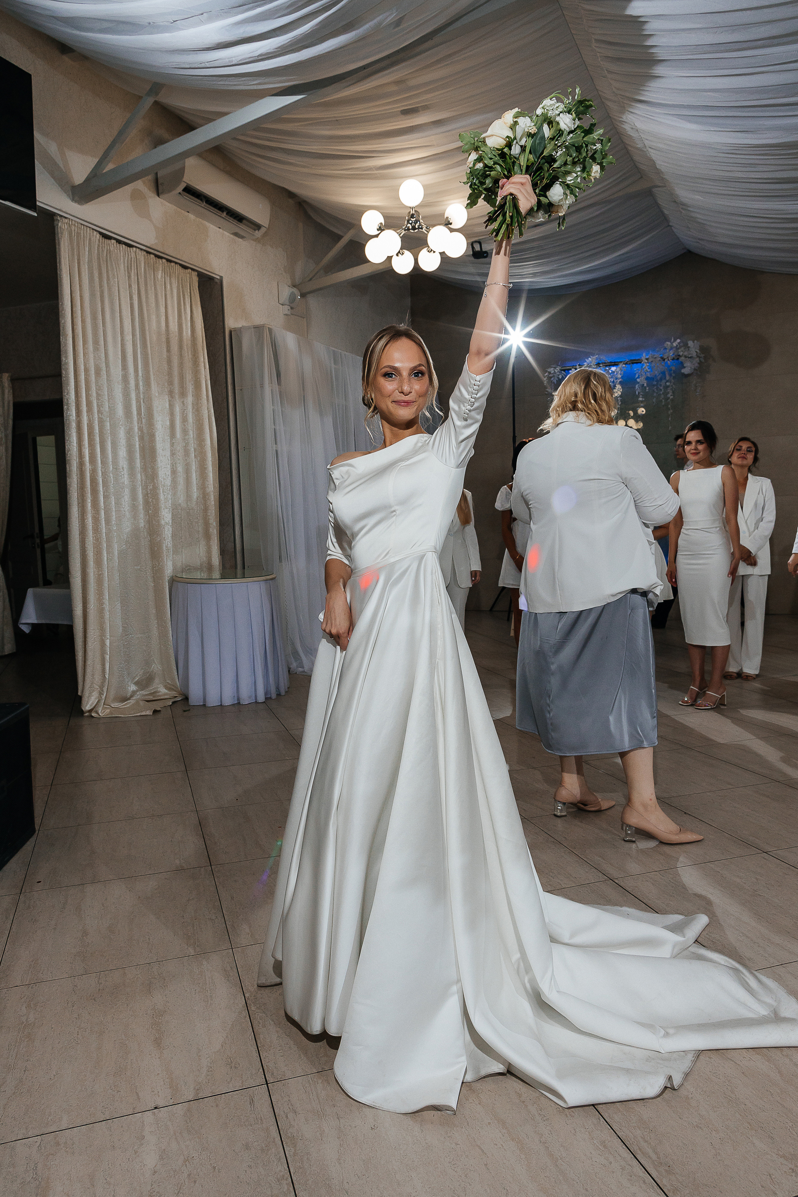 Эксцентричный выход жениха на выездную церемонию брака. Олег Сверчков | Свадебный фотограф Вологда