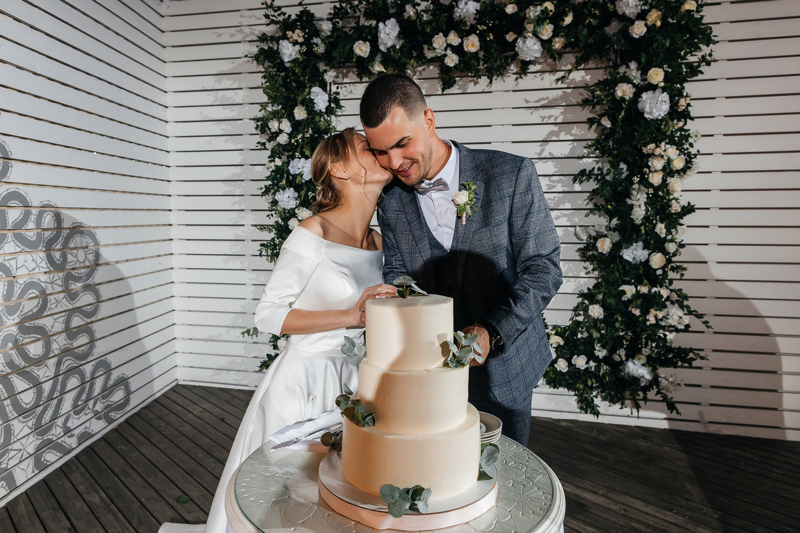 Эксцентричный выход жениха на выездную церемонию брака. Олег Сверчков | Свадебный фотограф Вологда