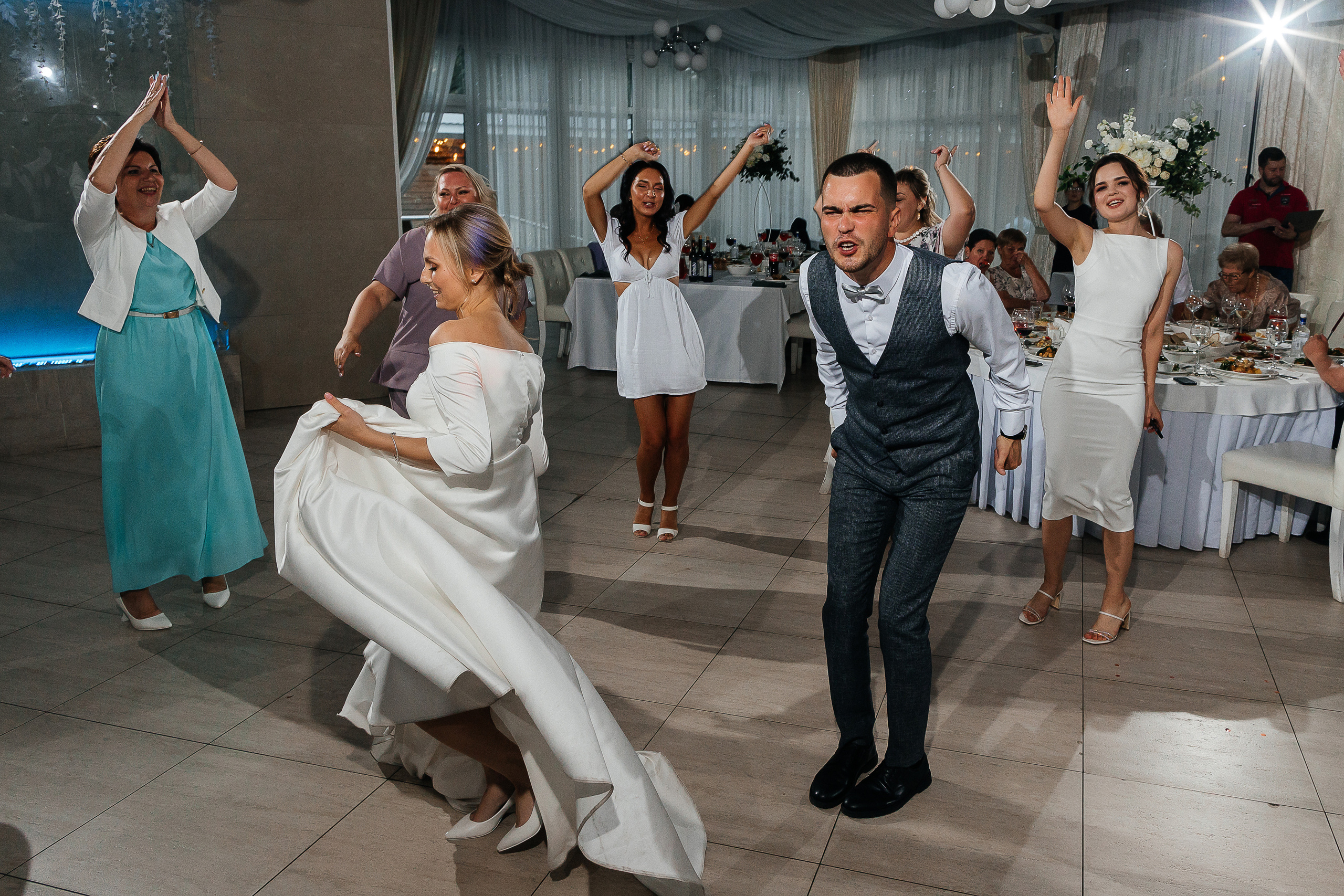 Эксцентричный выход жениха на выездную церемонию брака. Олег Сверчков | Свадебный фотограф Вологда