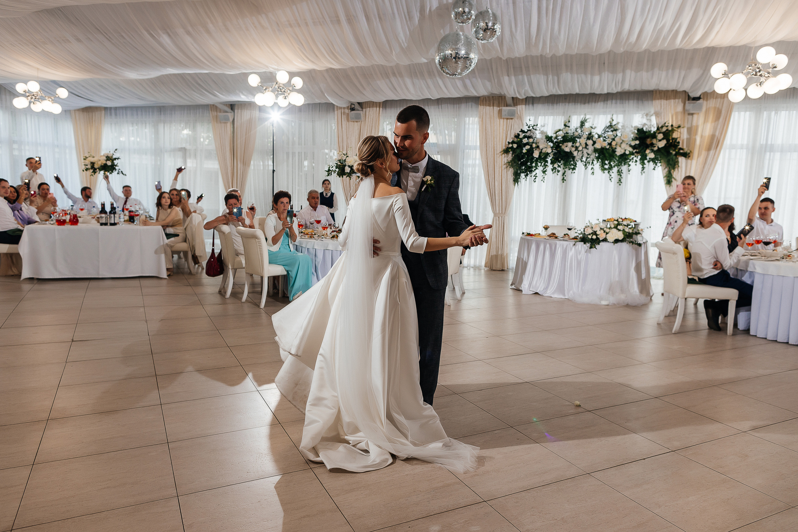 Эксцентричный выход жениха на выездную церемонию брака. Олег Сверчков | Свадебный фотограф Вологда