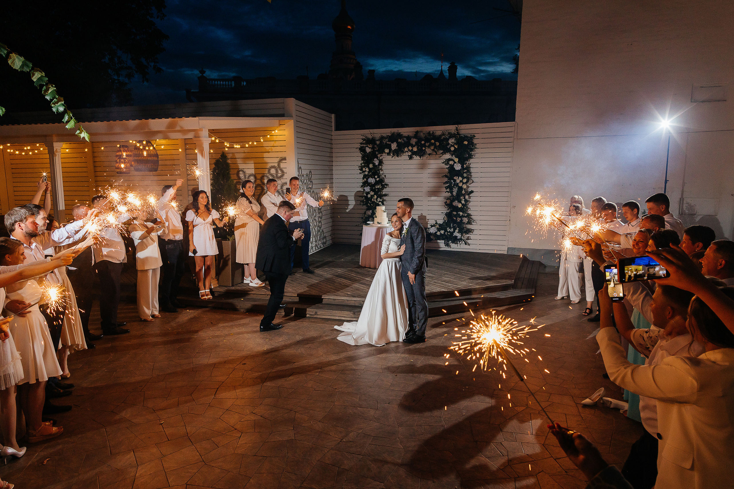 Эксцентричный выход жениха на выездную церемонию брака. Олег Сверчков | Свадебный фотограф Вологда