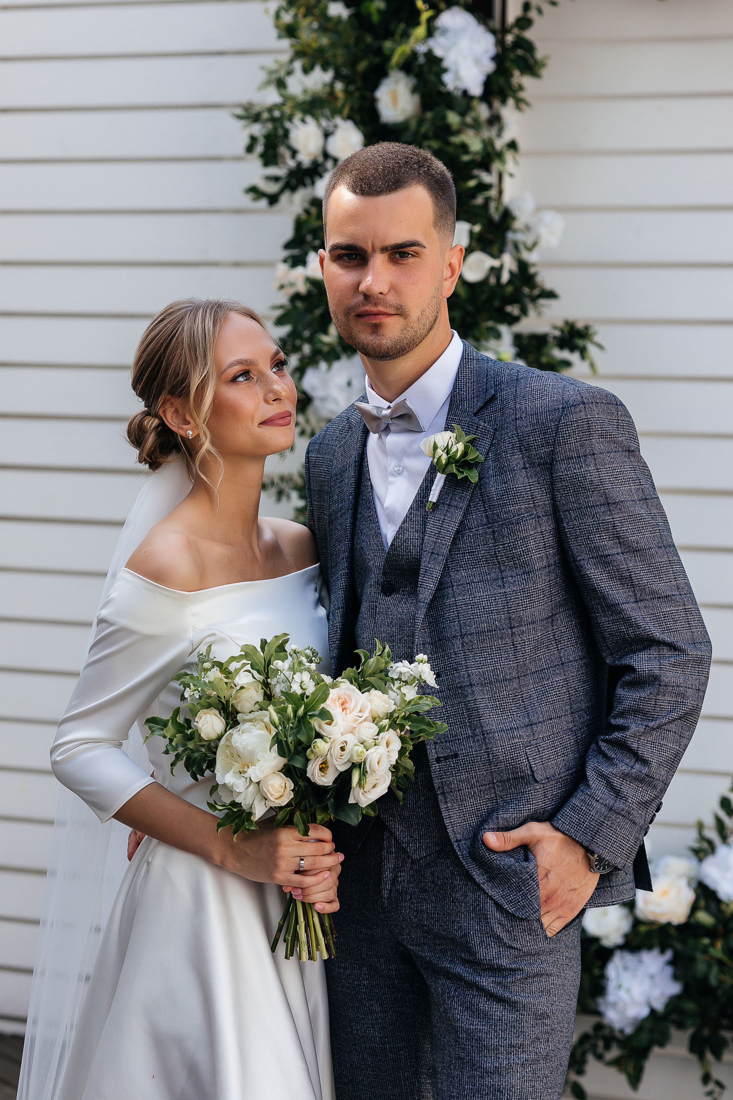 Эксцентричный выход жениха на выездную церемонию брака. Олег Сверчков | Свадебный фотограф Вологда