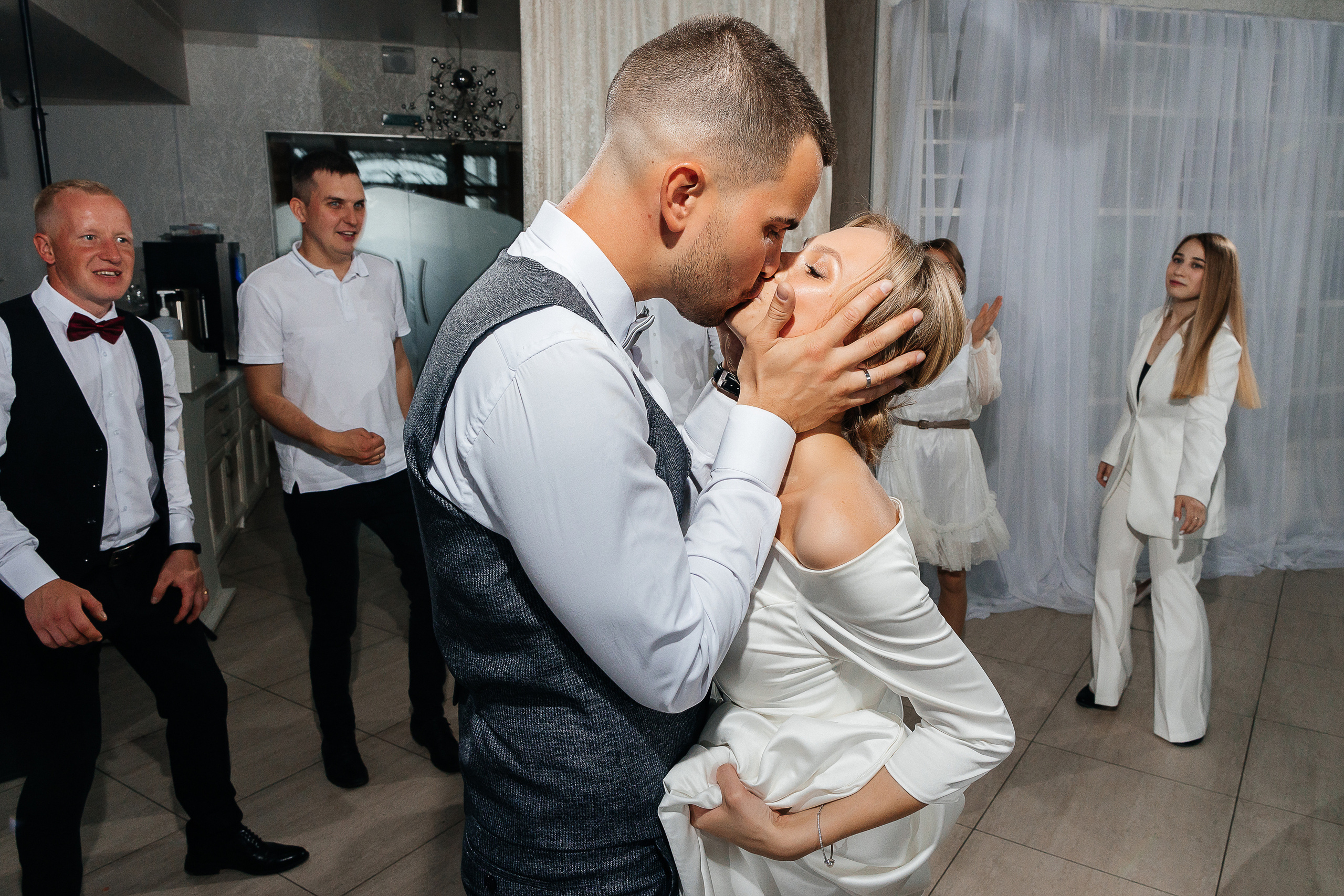 Эксцентричный выход жениха на выездную церемонию брака. Олег Сверчков | Свадебный фотограф Вологда