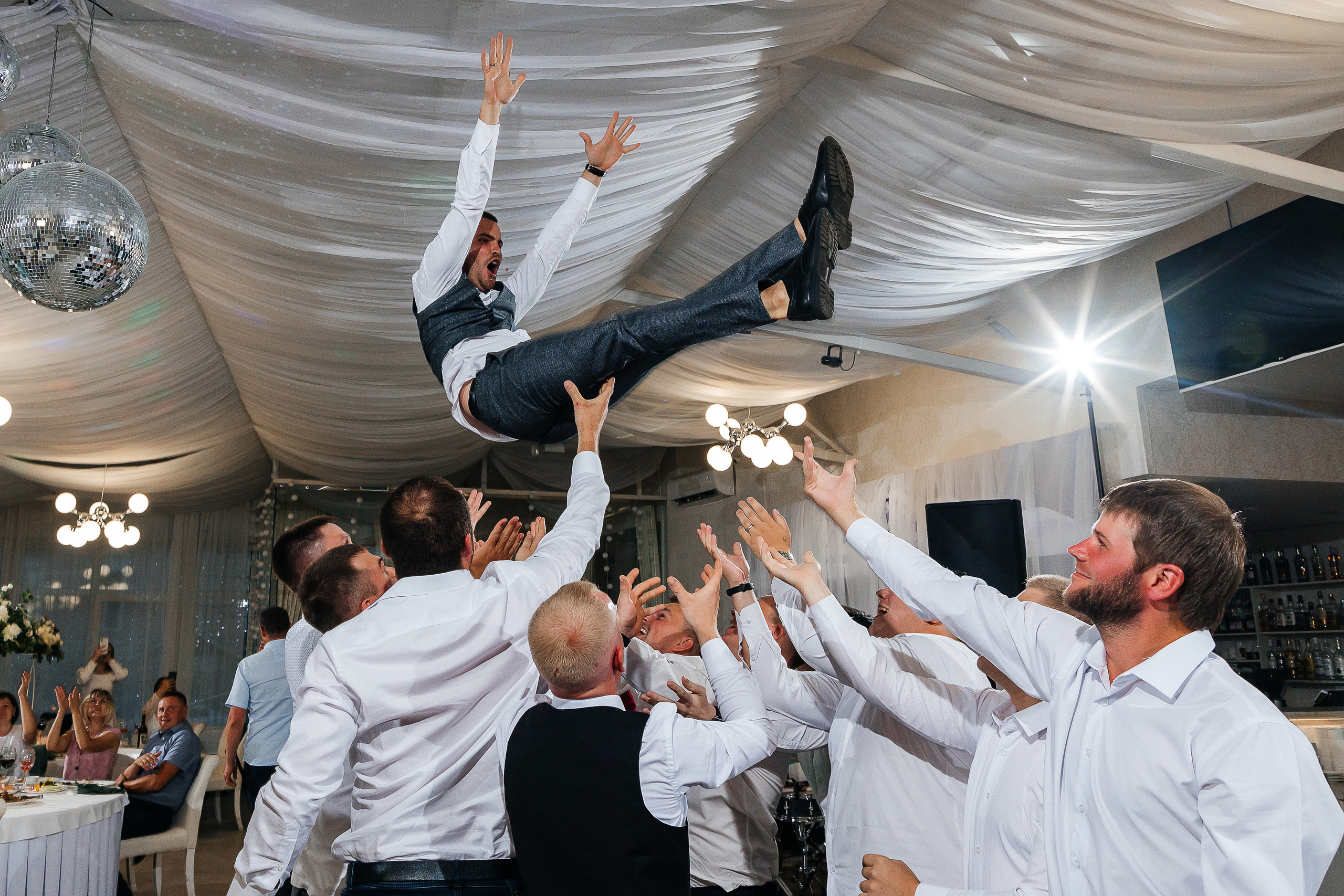 Эксцентричный выход жениха на выездную церемонию брака. Олег Сверчков | Свадебный фотограф Вологда