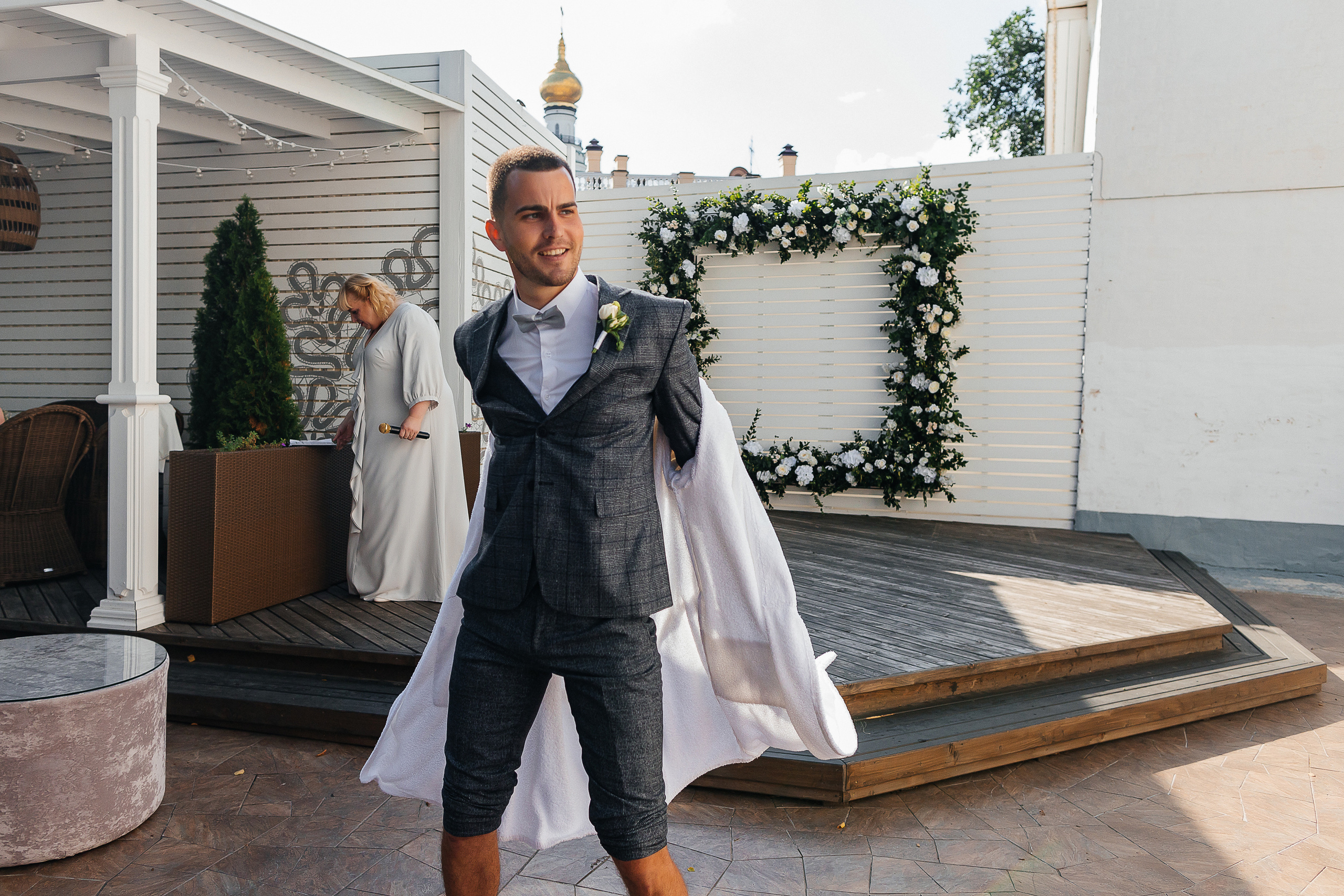 Эксцентричный выход жениха на выездную церемонию брака. Олег Сверчков | Свадебный фотограф Вологда